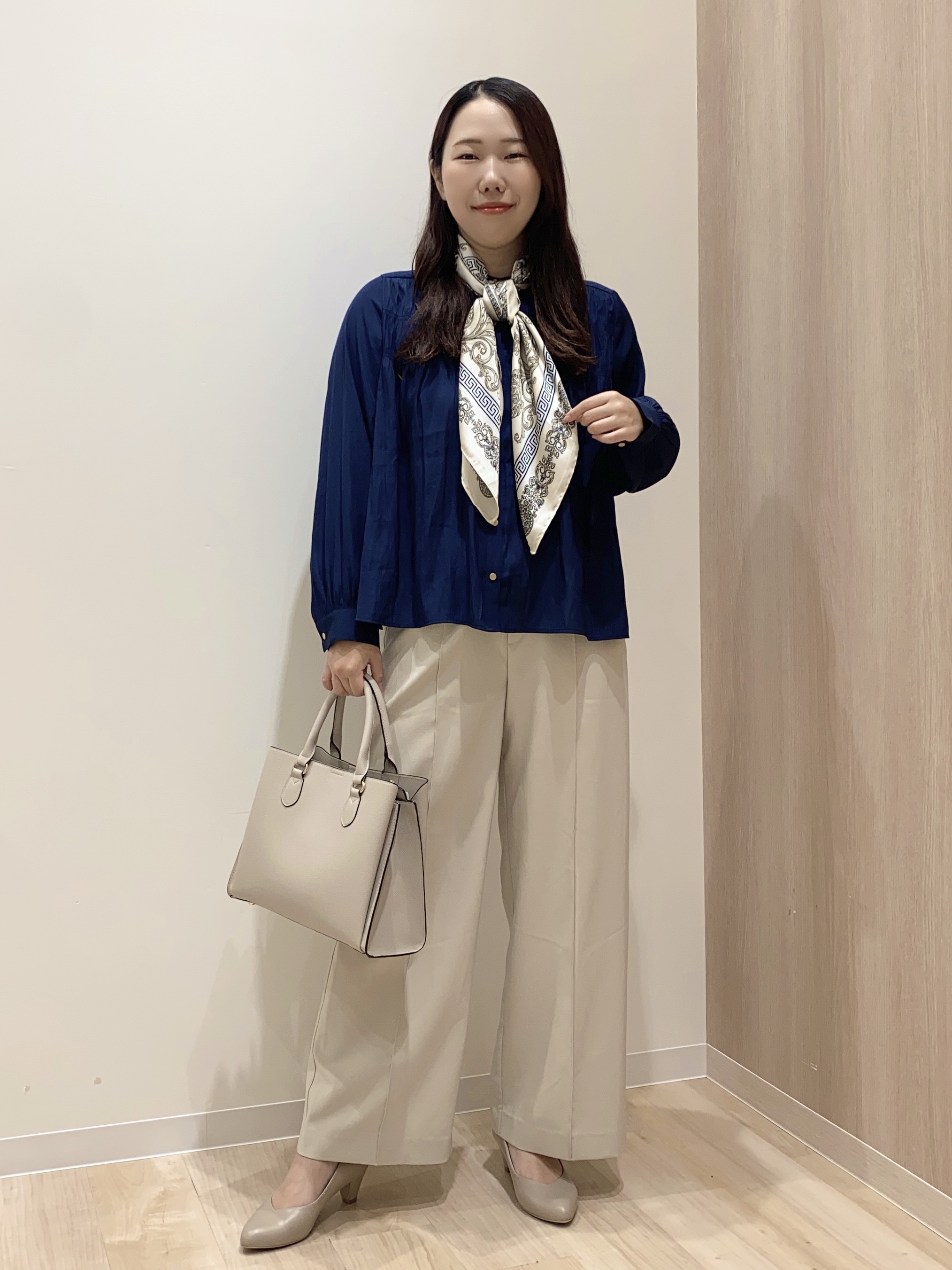 HANAさんの「grove｜【通勤/きれいめ】上品な艶を纏う ヴィンテージサテンブラウス」を使ったコーディネート