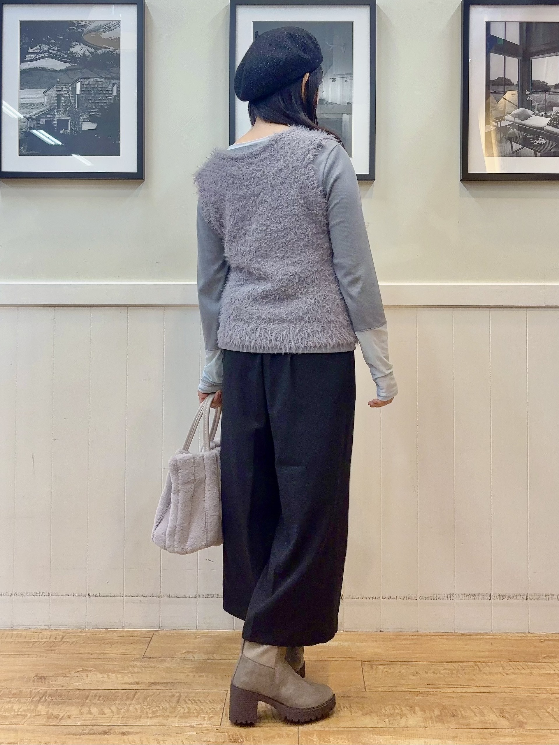 ゆうさんの「SHOO･LA･RUE｜【洗濯機可】重ねるだけで華やかに。ポンポンシャギーベスト」を使ったコーディネート