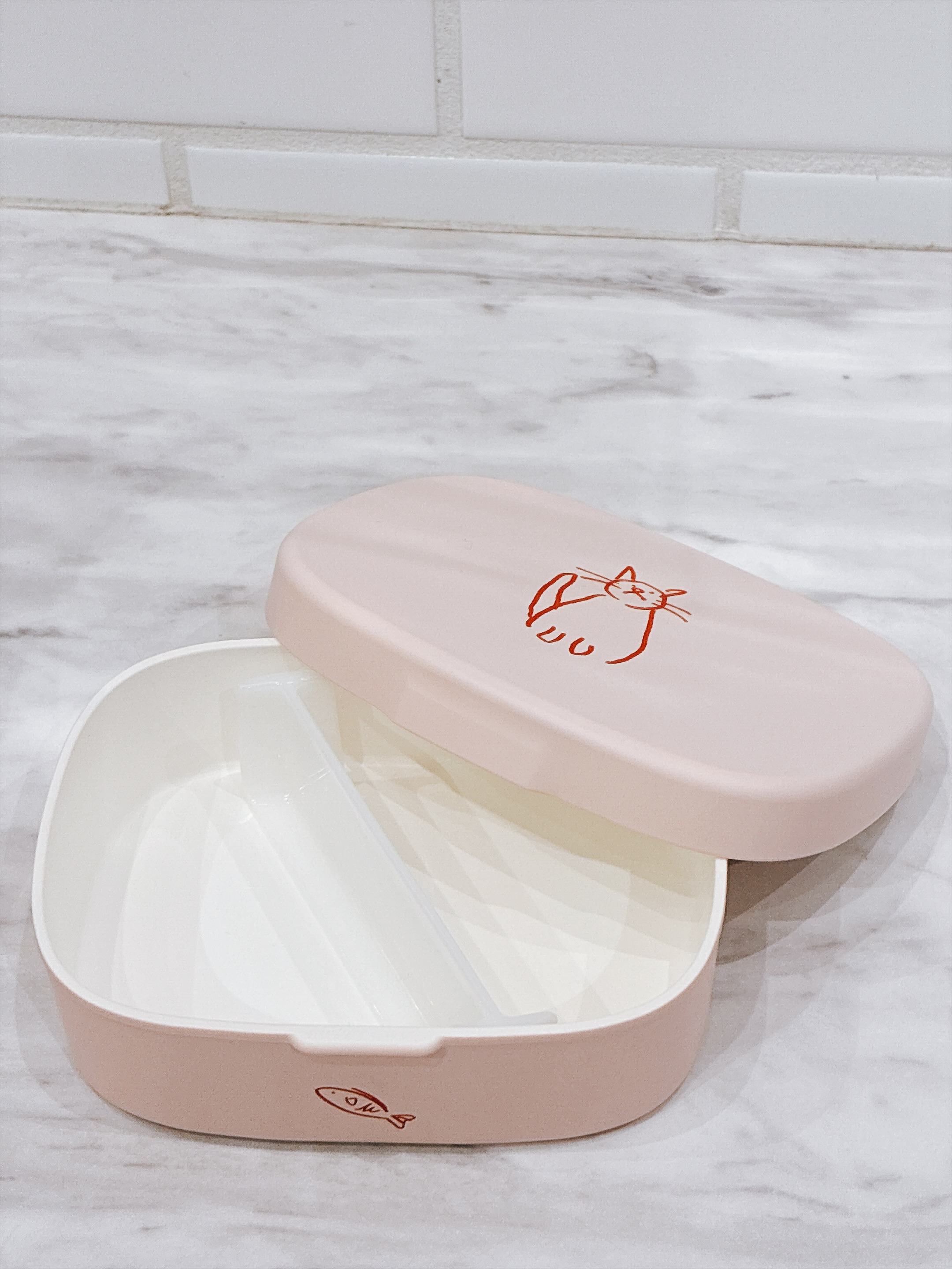 rieさんの「212 KITCHEN STORE｜ドゥードゥル 保冷ランチポーチ キャット」を使ったコーディネート