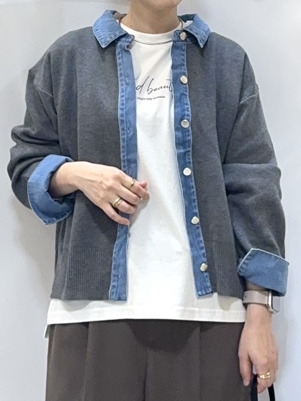 𝐇𝐢𝐫𝐨𝐦𝐢さんの「SHOO･LA･RUE｜【S-LL/洗濯機可】デニム／チェック切替でこなれ見え 金ボタンニットカーディガン」を使ったコーディネート