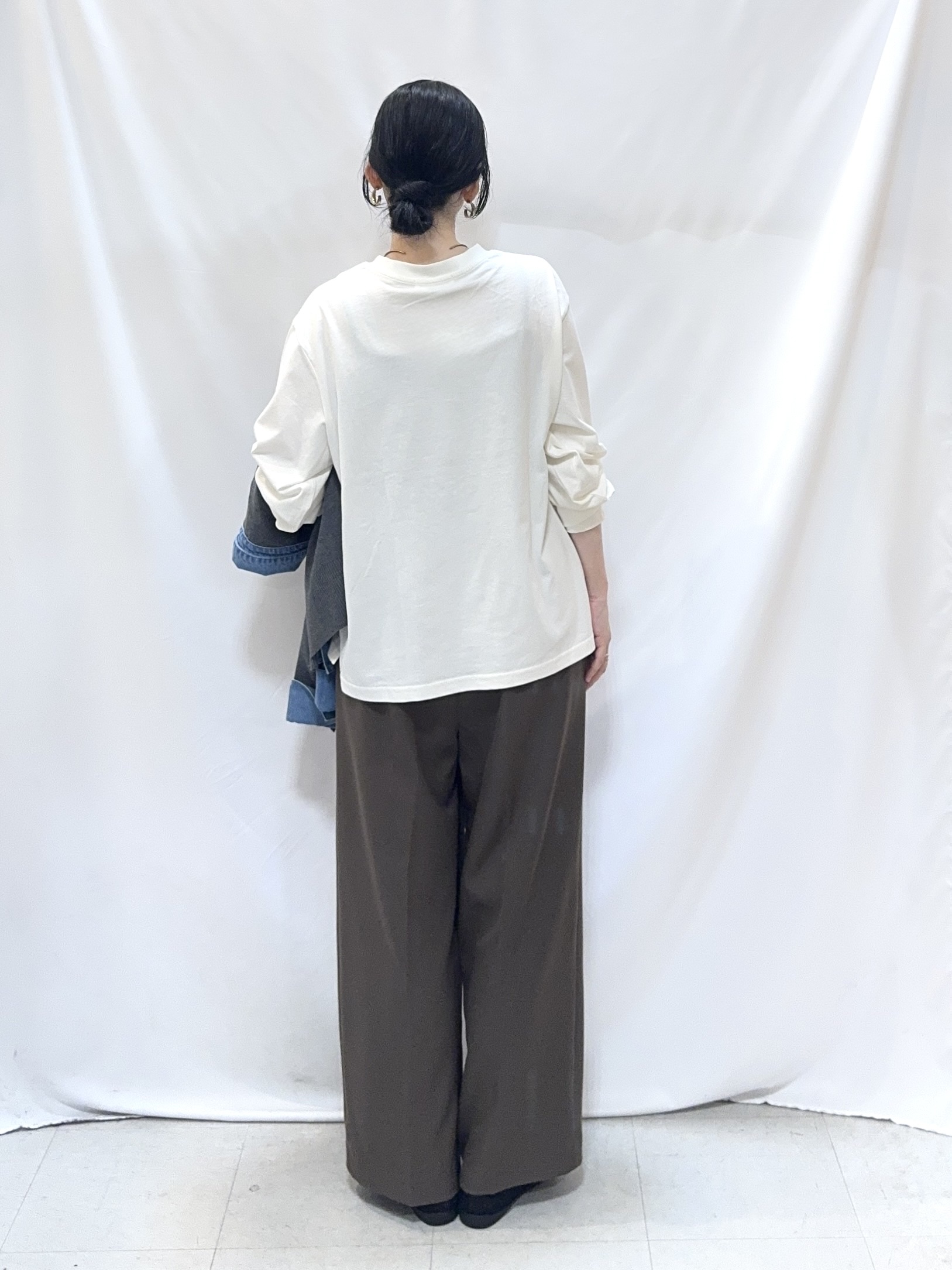 𝐇𝐢𝐫𝐨𝐦𝐢さんの「SHOO･LA･RUE｜【S-LL/洗濯機可】デニム／チェック切替でこなれ見え 金ボタンニットカーディガン」を使ったコーディネート