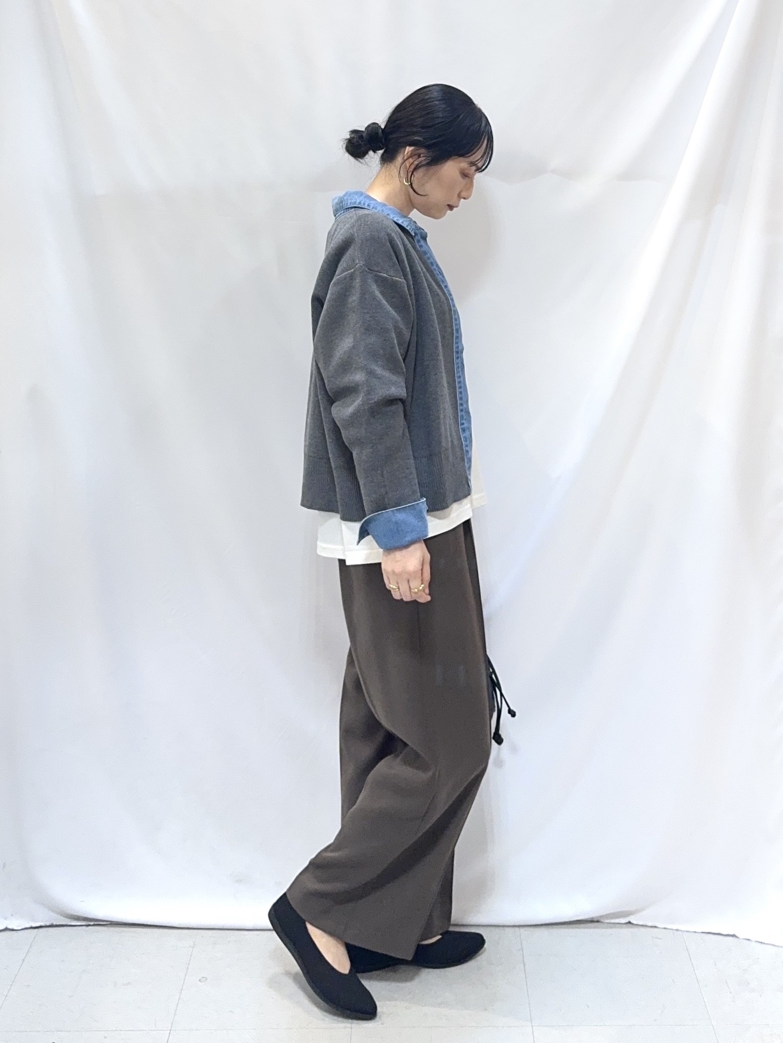 𝐇𝐢𝐫𝐨𝐦𝐢さんの「SHOO･LA･RUE｜【S-LL/洗濯機可】デニム／チェック切替でこなれ見え 金ボタンニットカーディガン」を使ったコーディネート