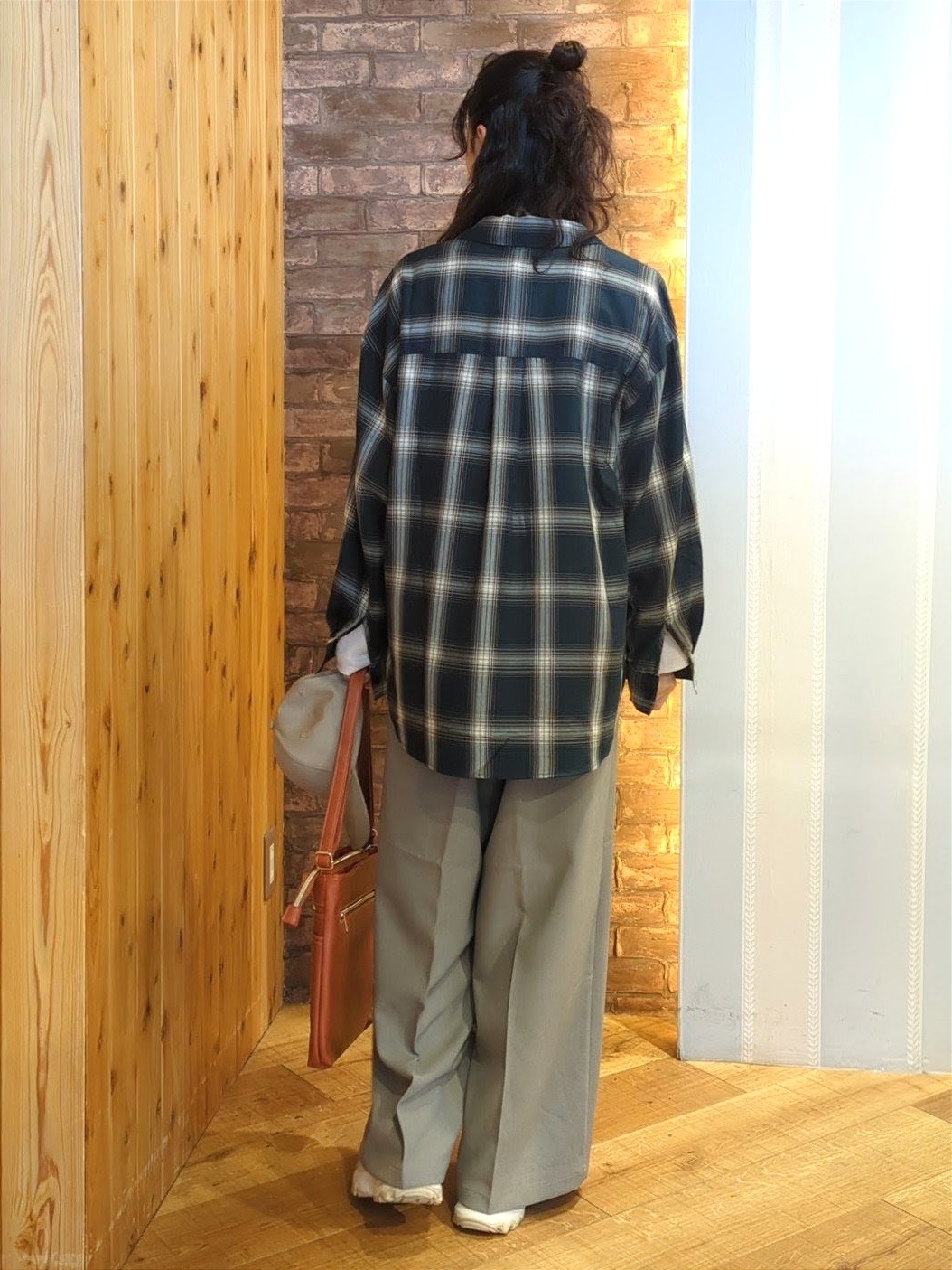 massuさんの「SHOO･LA･RUE｜【洗濯後しわになりにくい/S-LL】気分で選ぶ 大人のデイリー使いに ベーシックシャツ」を使ったコーディネート