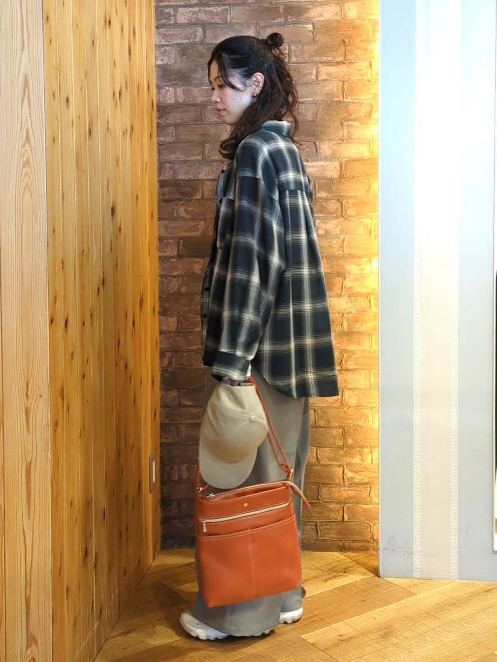 massuさんの「SHOO･LA･RUE｜【洗濯後しわになりにくい/S-LL】気分で選ぶ 大人のデイリー使いに ベーシックシャツ」を使ったコーディネート