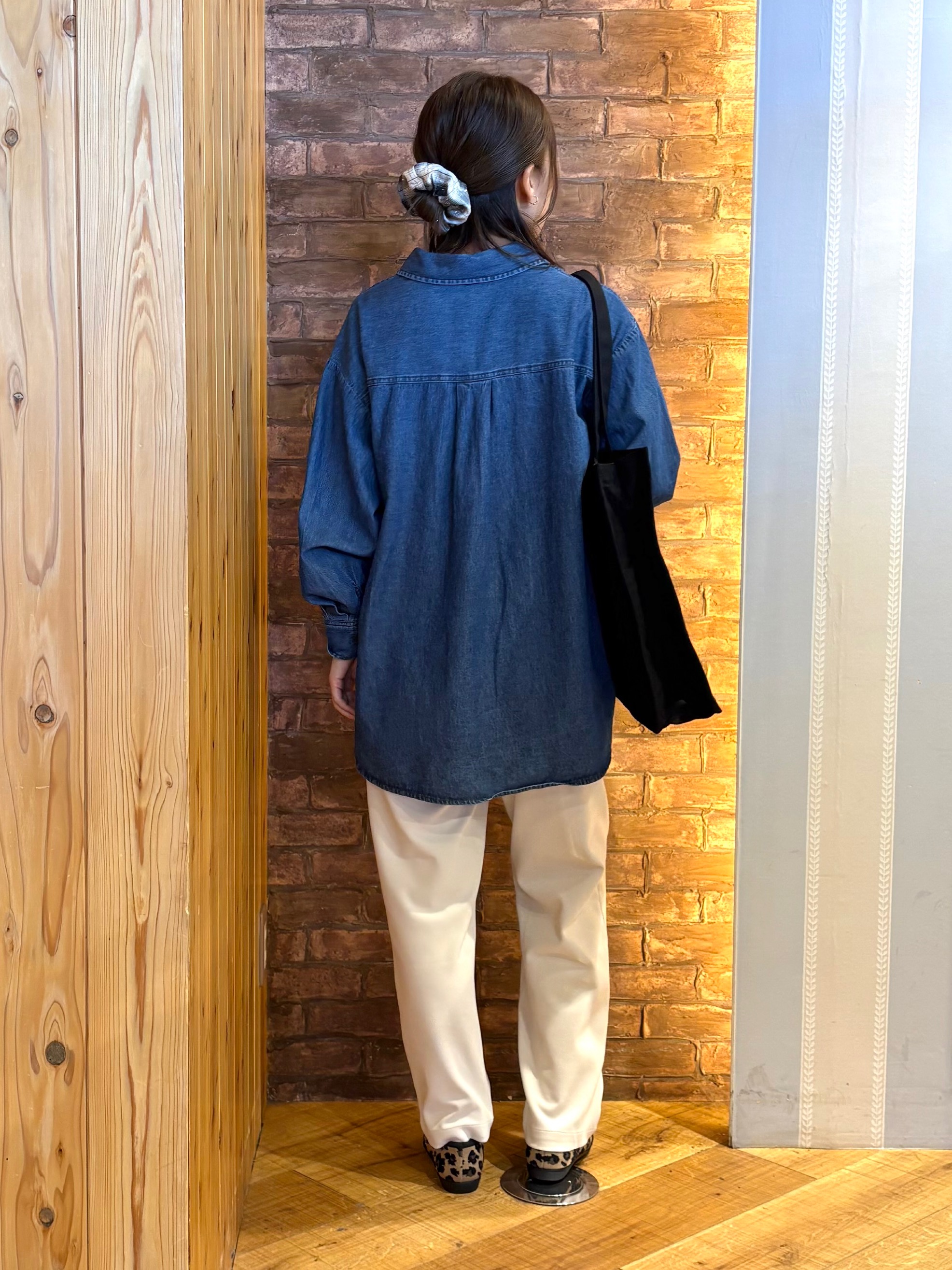 mieさんの「SHOO･LA･RUE｜【S-LL/洗濯機可/体型カバー】ライトオンスデニム ダブルポケット オーバーサイズシャツ」を使ったコーディネート
