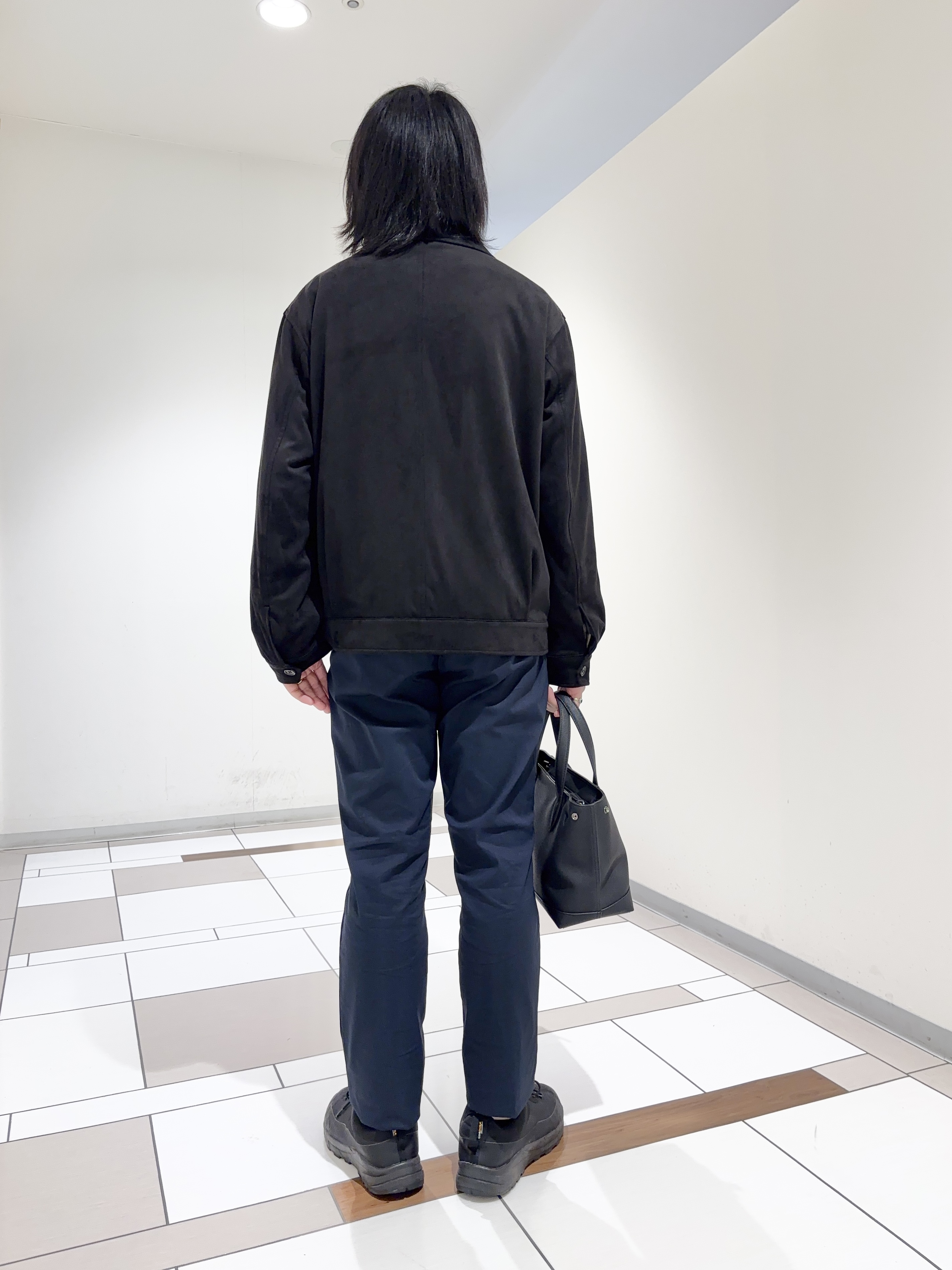 及川さんの「TAKEO KIKUCHI｜デニム＆スウェード調 ジップブルゾン」を使ったコーディネート