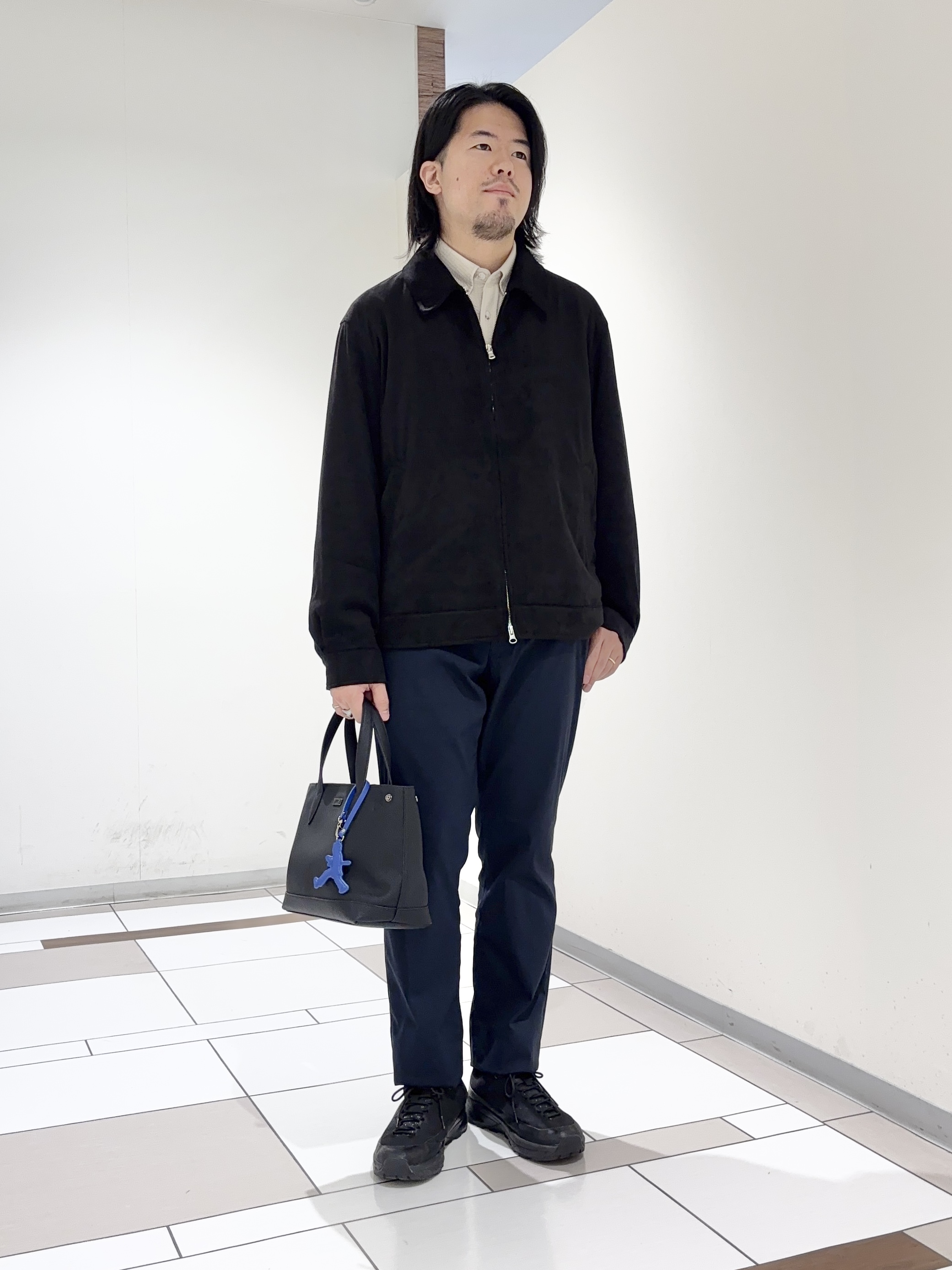 及川さんの「TAKEO KIKUCHI｜デニム＆スウェード調 ジップブルゾン」を使ったコーディネート