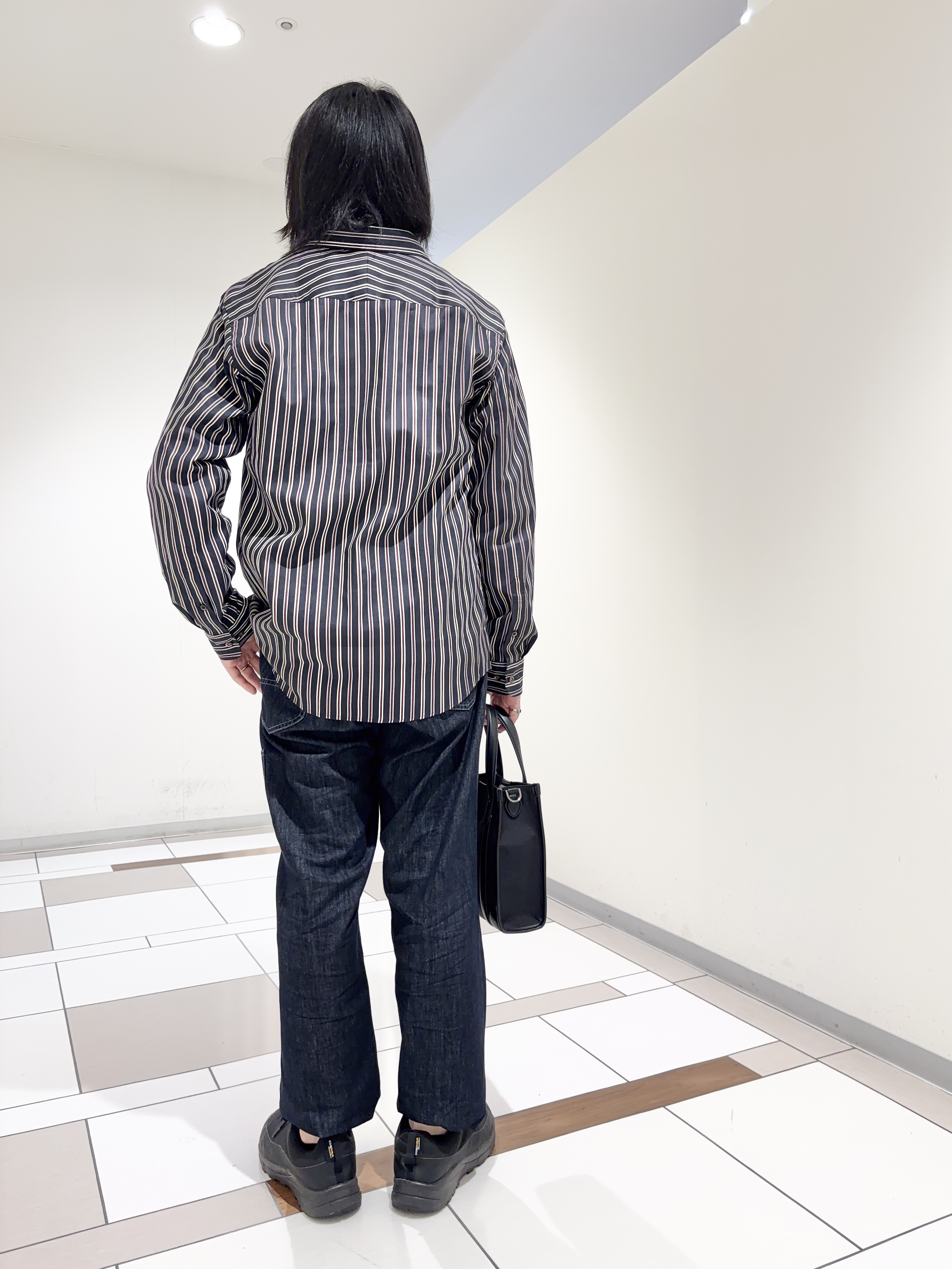及川さんの「TAKEO KIKUCHI｜【BOWLER HAT LABEL】日本製オルタネートストライプシャツ」を使ったコーディネート