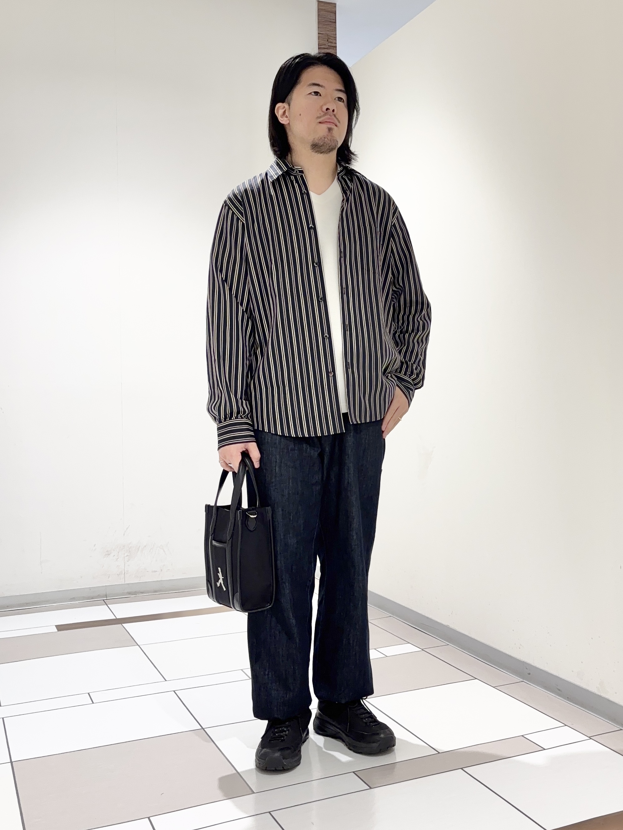 及川さんの「TAKEO KIKUCHI｜【BOWLER HAT LABEL】日本製オルタネートストライプシャツ」を使ったコーディネート