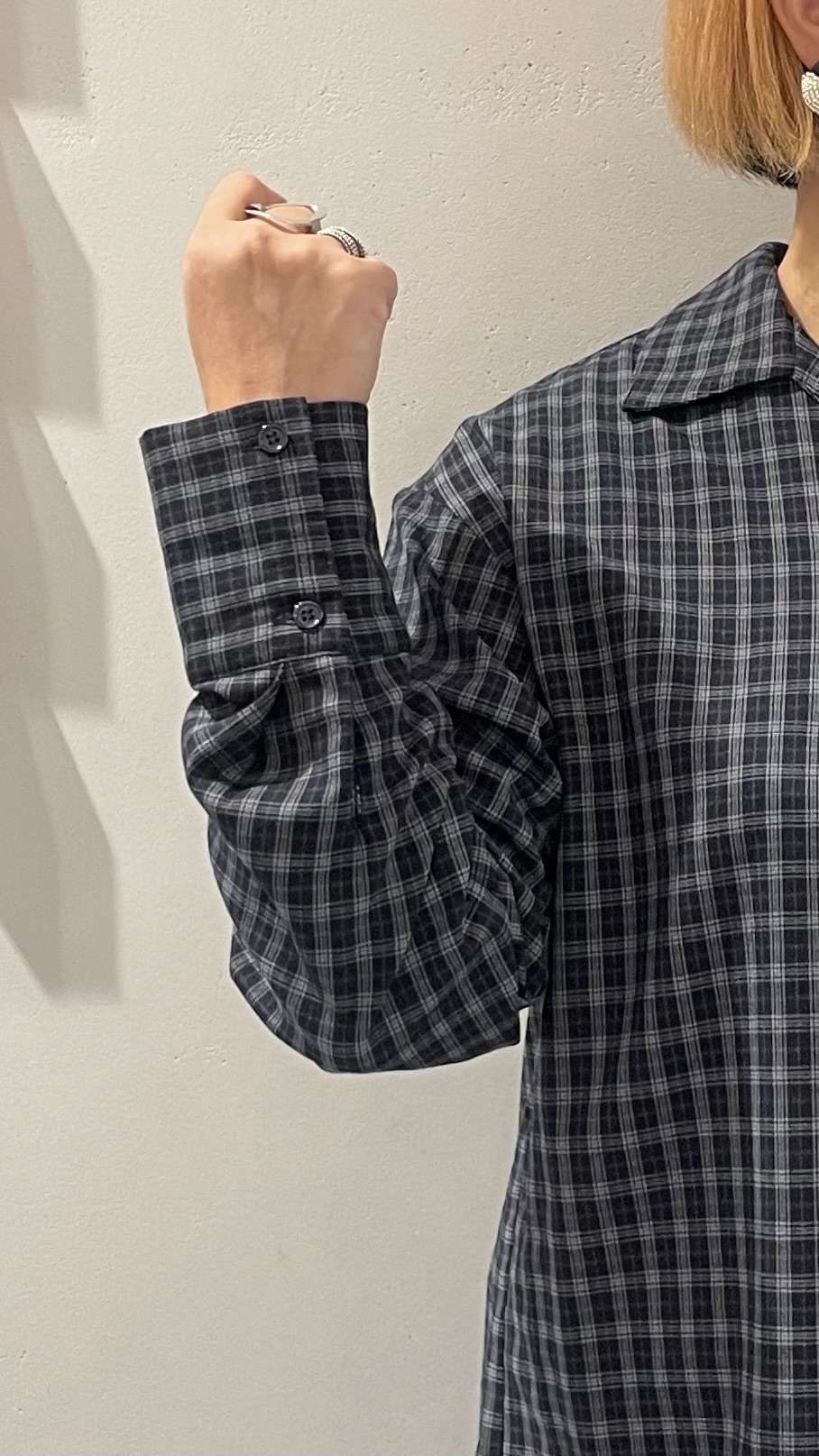KOUさんの「INDIVI｜バイアスシャーリングチェックシャツ【LIVE紹介／上枝みどりさん着用】」を使ったコーディネート