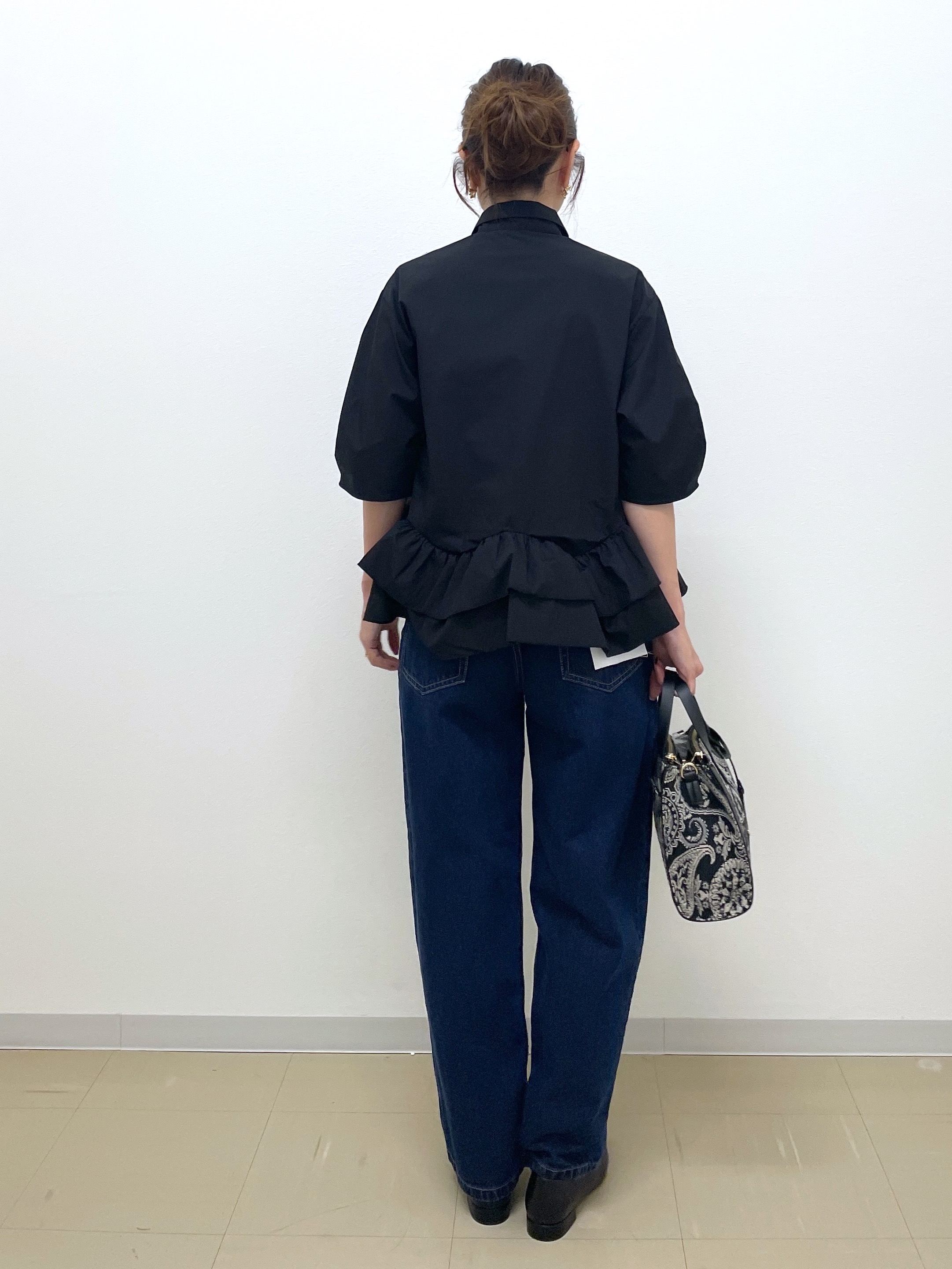 Akiさんの「OPAQUE.CLIP｜【森絵梨佳さん着用】裾ラッフルデザインブラウス《洗濯機OK》」を使ったコーディネート