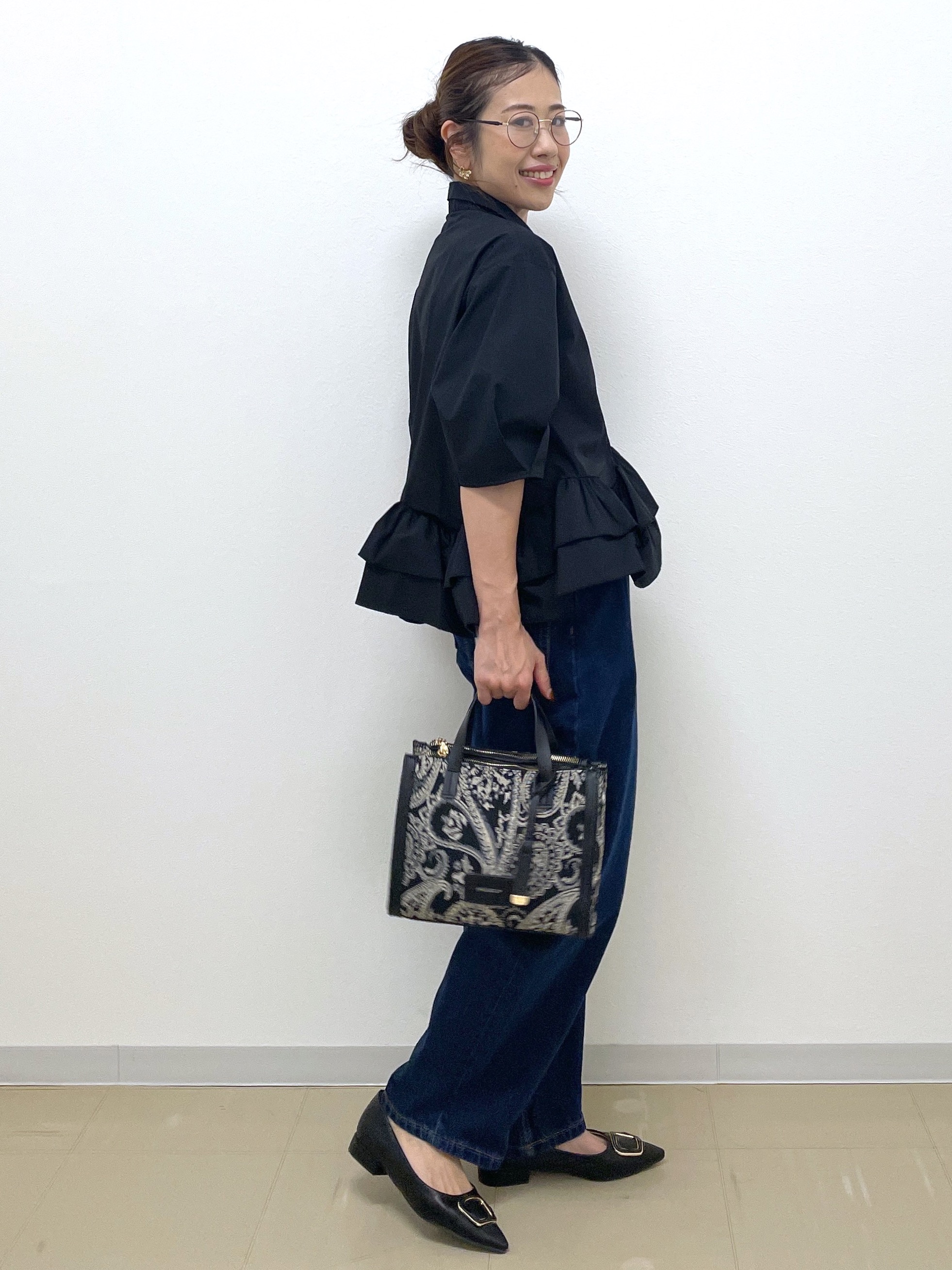 Akiさんの「OPAQUE.CLIP｜【森絵梨佳さん着用】裾ラッフルデザインブラウス《洗濯機OK》」を使ったコーディネート
