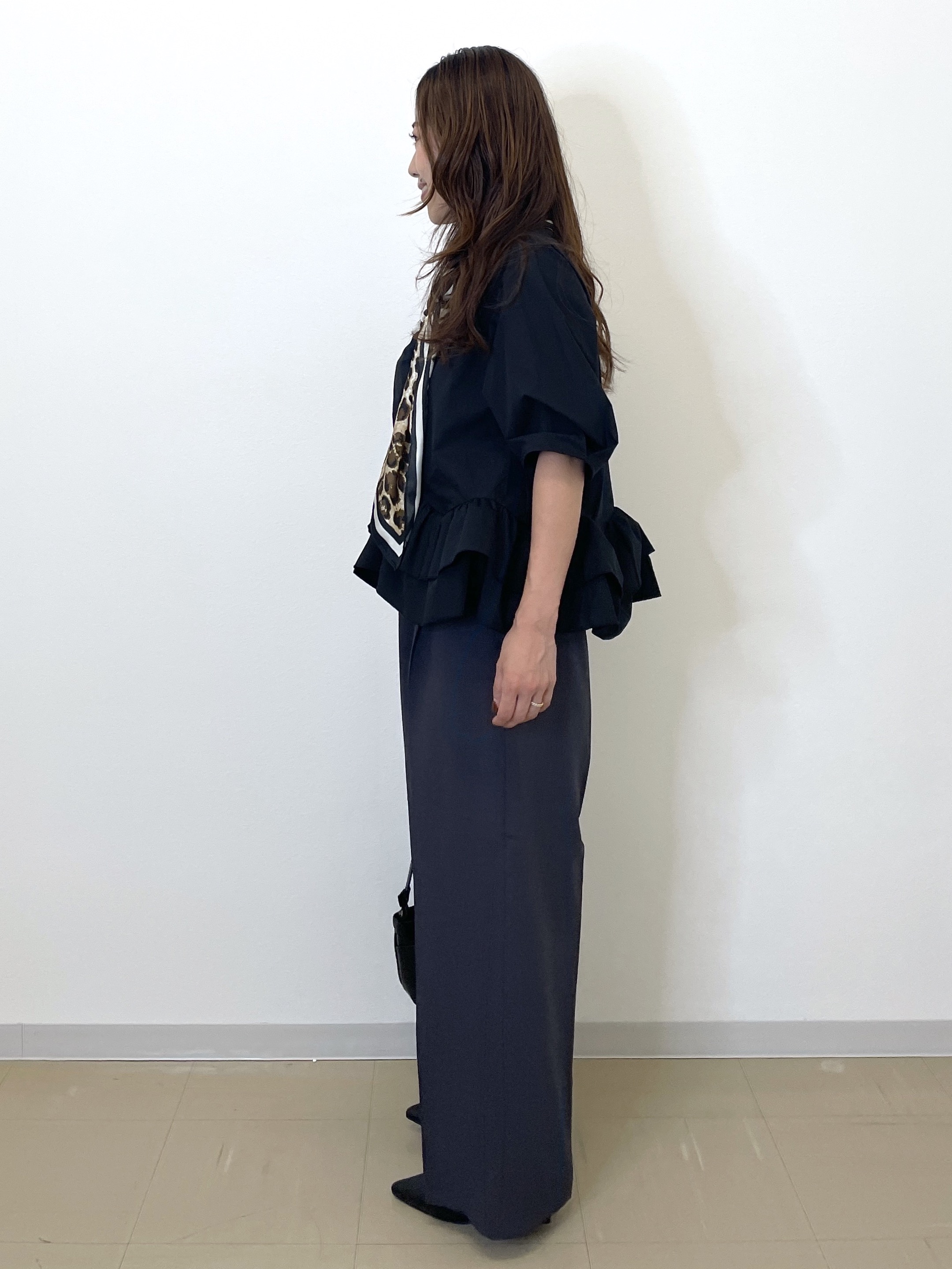 Akiさんの「OPAQUE.CLIP｜【森絵梨佳さん着用】裾ラッフルデザインブラウス《洗濯機OK》」を使ったコーディネート