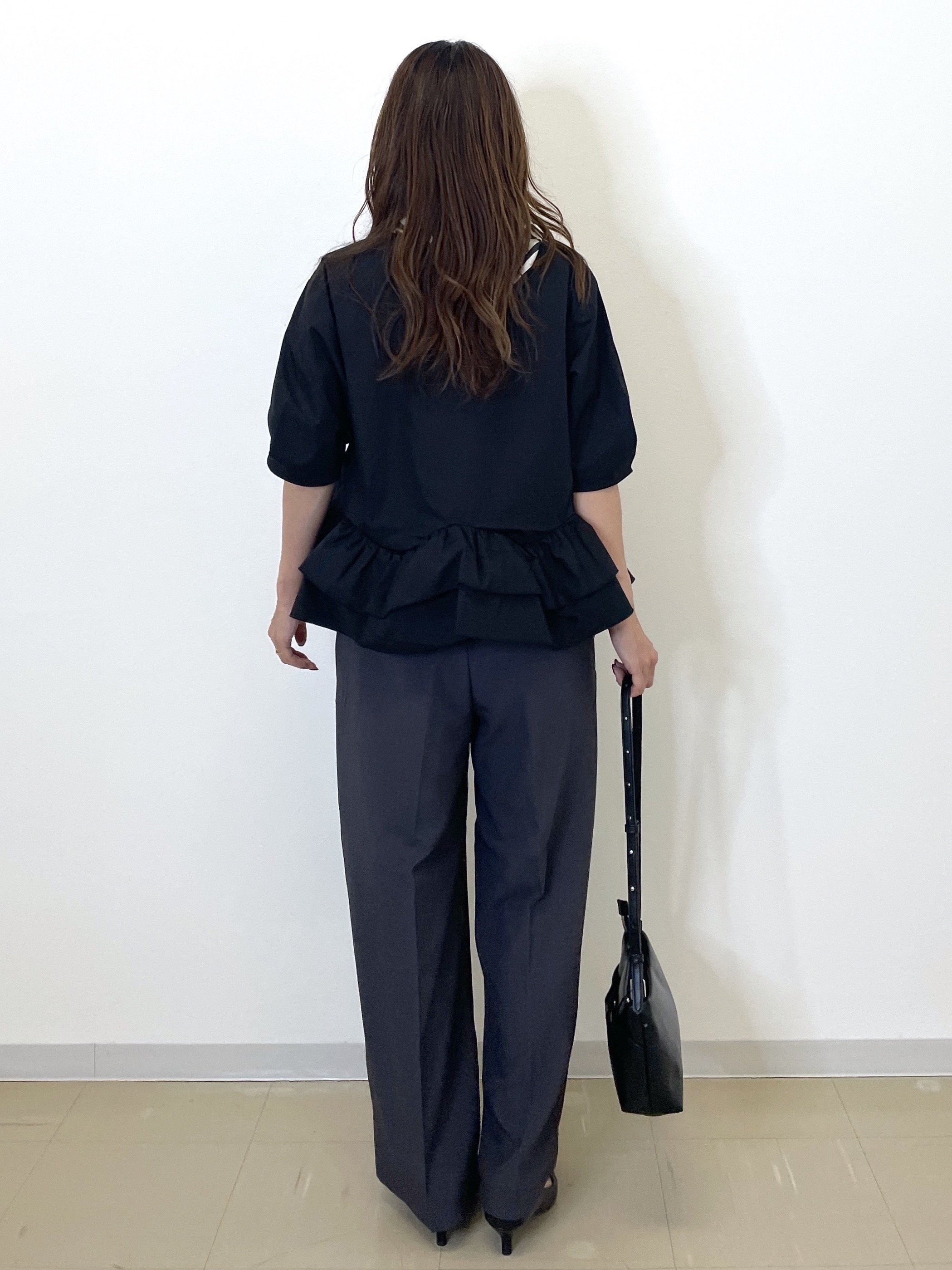 Akiさんの「OPAQUE.CLIP｜【森絵梨佳さん着用】裾ラッフルデザインブラウス《洗濯機OK》」を使ったコーディネート