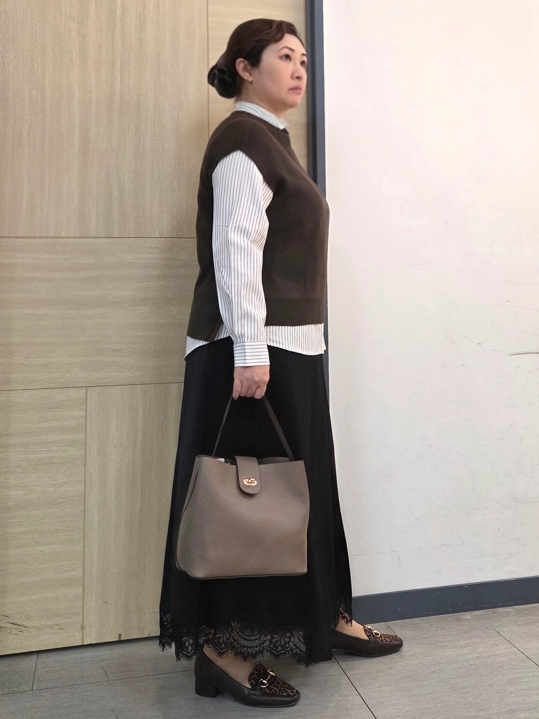 にゃみさんの「grove｜【2点セット/時短・着回し】着るだけでコーデが完成 ニットベスト&times;シャツ」を使ったコーディネート