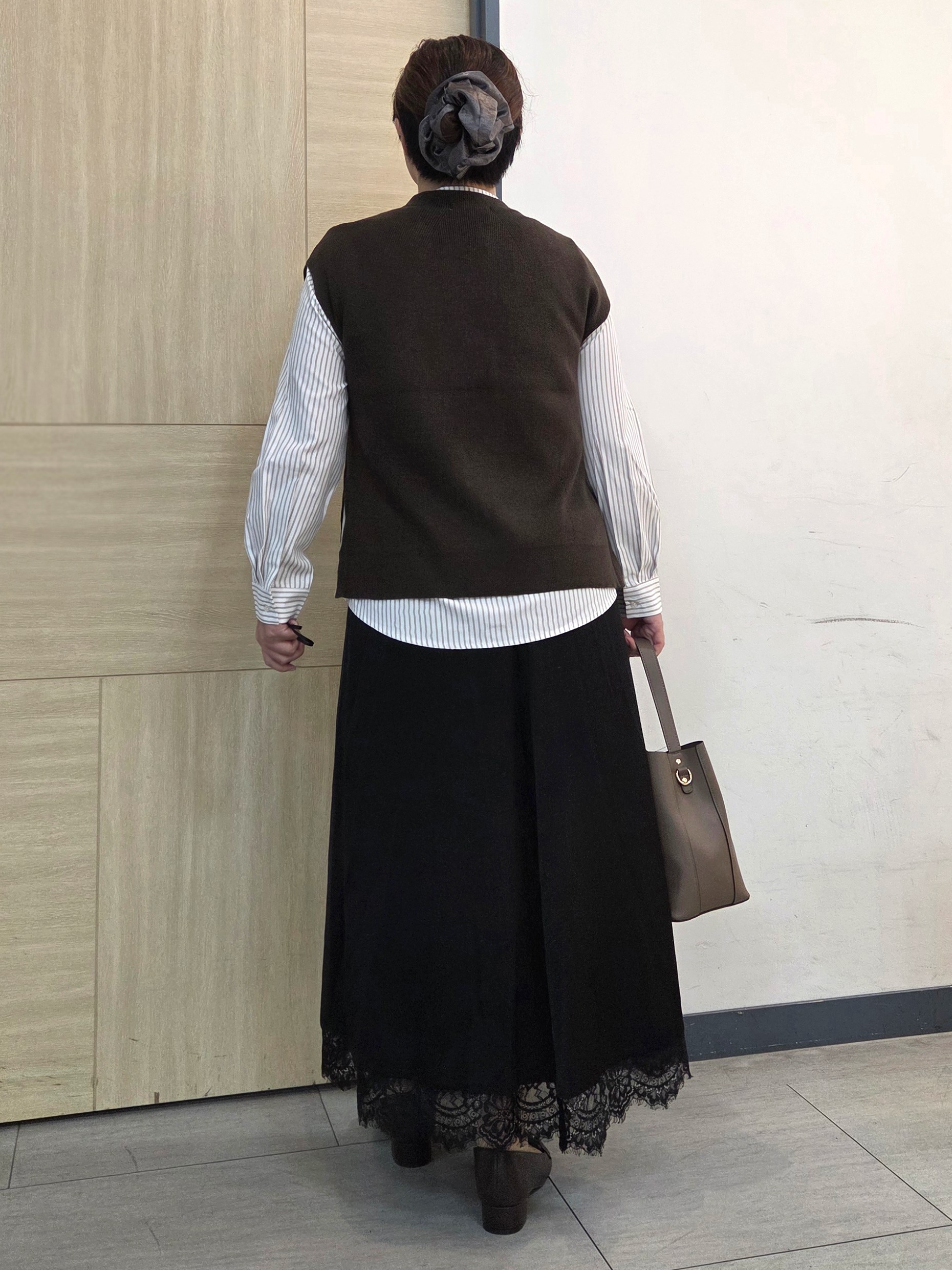 にゃみさんの「grove｜【2点セット/時短・着回し】着るだけでコーデが完成 ニットベスト&times;シャツ」を使ったコーディネート