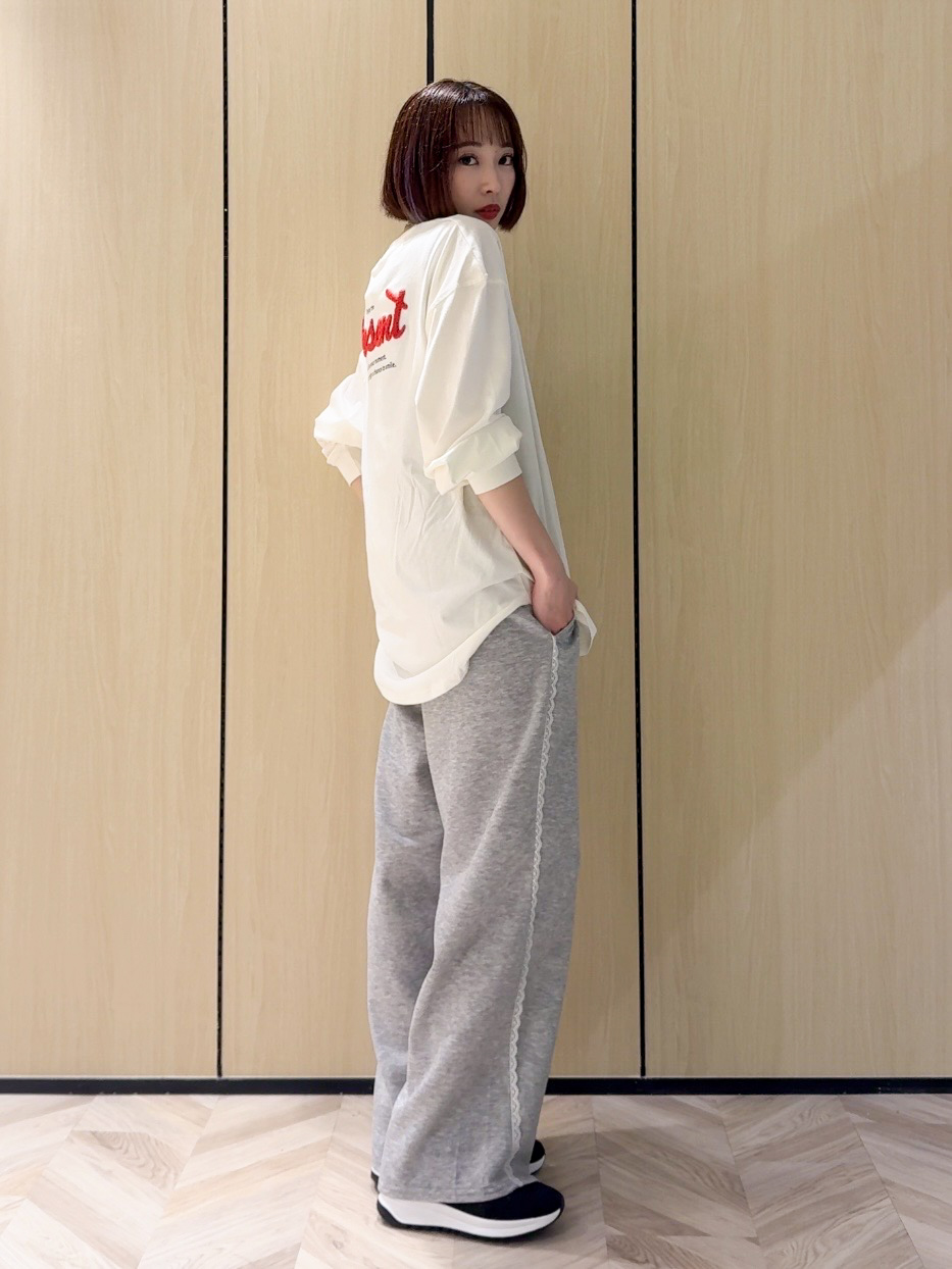 𝐜𝐡𝐢𝐤𝐚さんの「SHOO･LA･RUE｜【選べる4柄/体型カバー】ゆるっと着られる BIGロンT」を使ったコーディネート