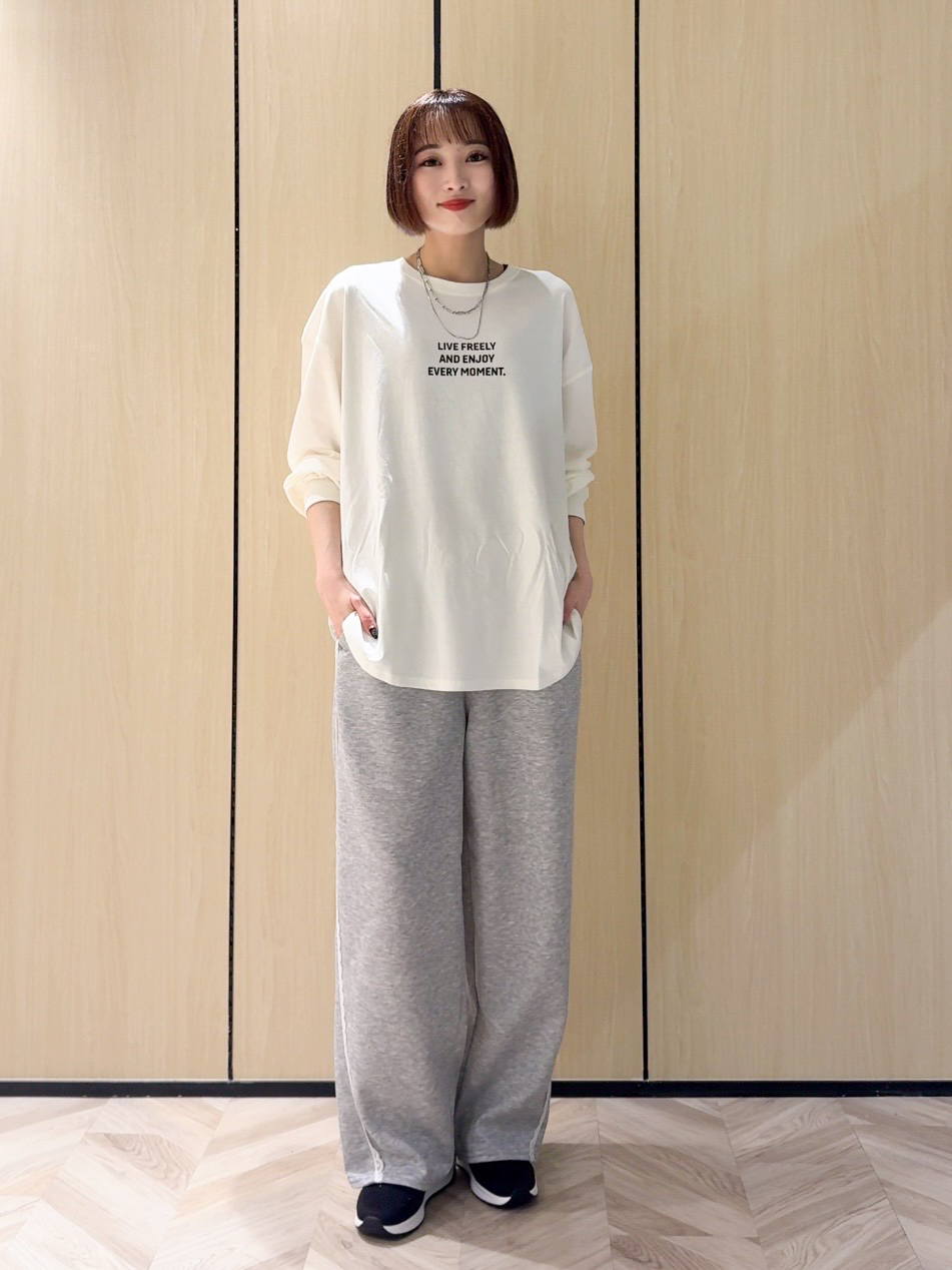 𝐜𝐡𝐢𝐤𝐚さんの「SHOO･LA･RUE｜【選べる4柄/体型カバー】ゆるっと着られる BIGロンT」を使ったコーディネート