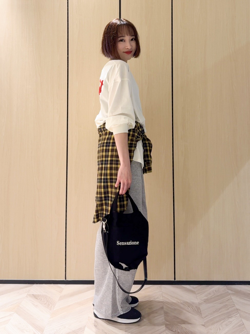 𝐜𝐡𝐢𝐤𝐚さんの「SHOO･LA･RUE｜【選べる4柄/体型カバー】ゆるっと着られる BIGロンT」を使ったコーディネート
