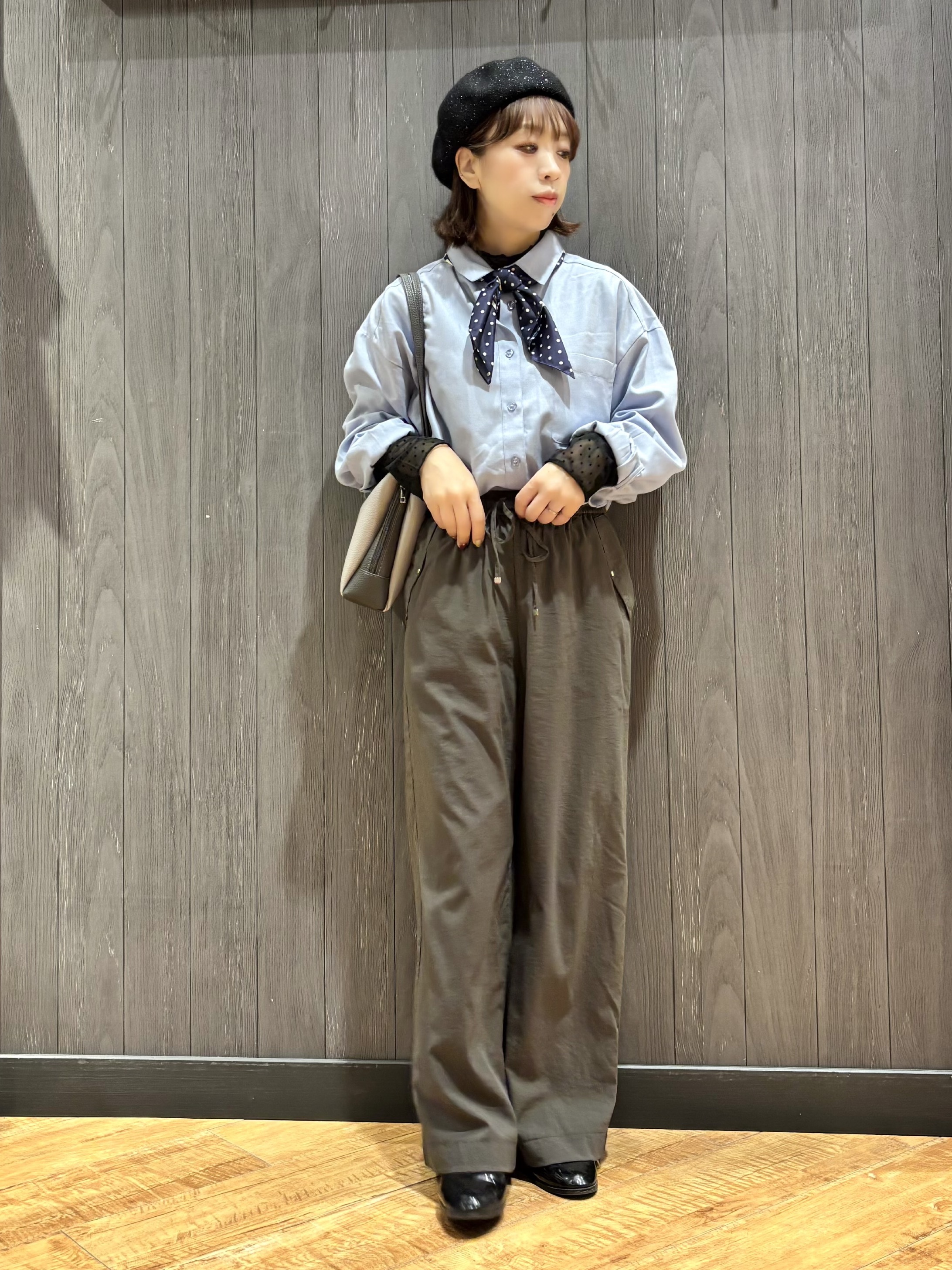 meiさんの「SHOO･LA･RUE｜【洗濯後しわになりにくい/S-LL】気分で選ぶ 大人のデイリー使いに ベーシックシャツ」を使ったコーディネート