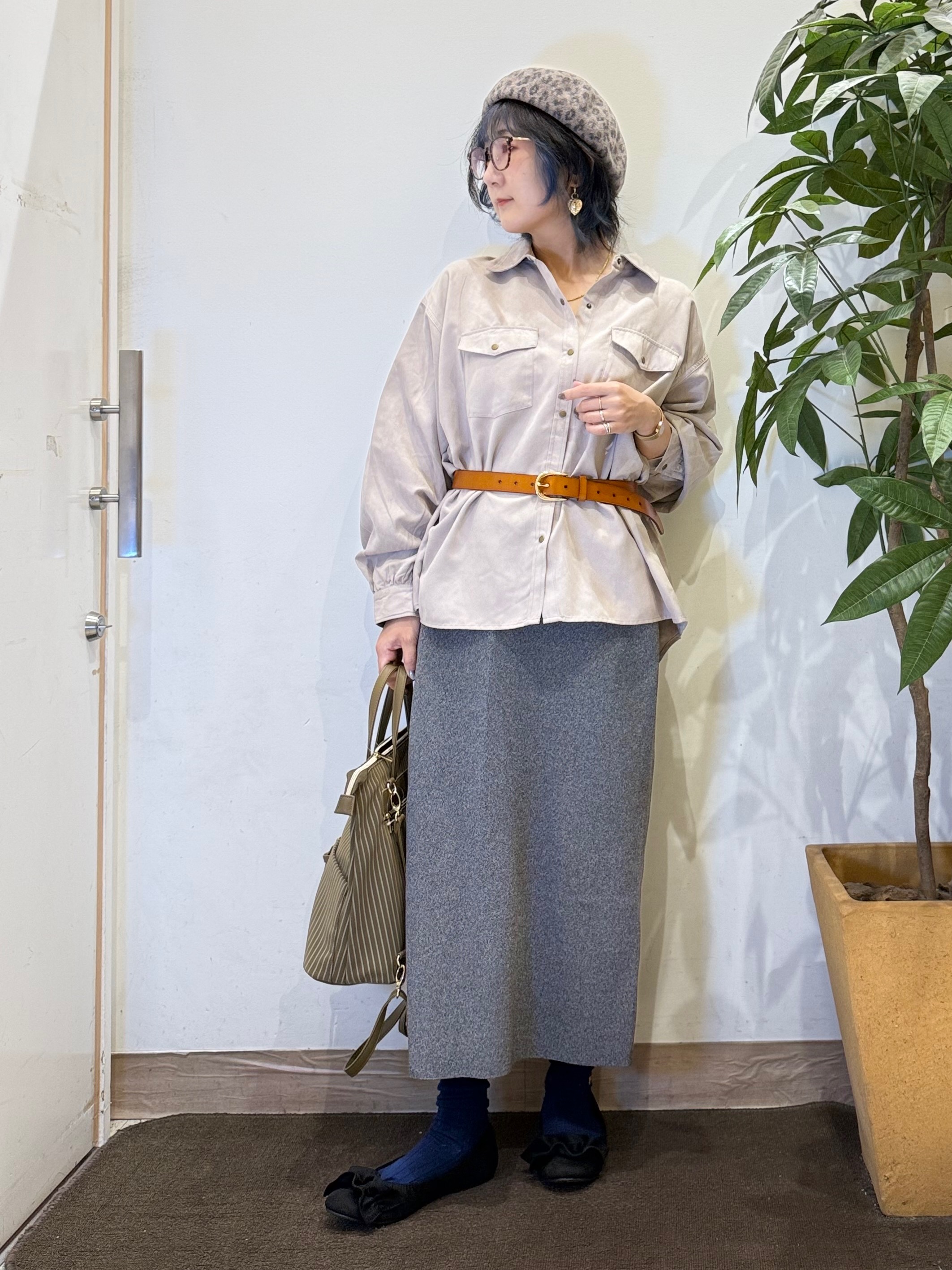 misakiさんの「SHOO･LA･RUE｜【S-LL/洗濯機可】なめらかさが心地いい。スエード調ポケットシャツ」を使ったコーディネート