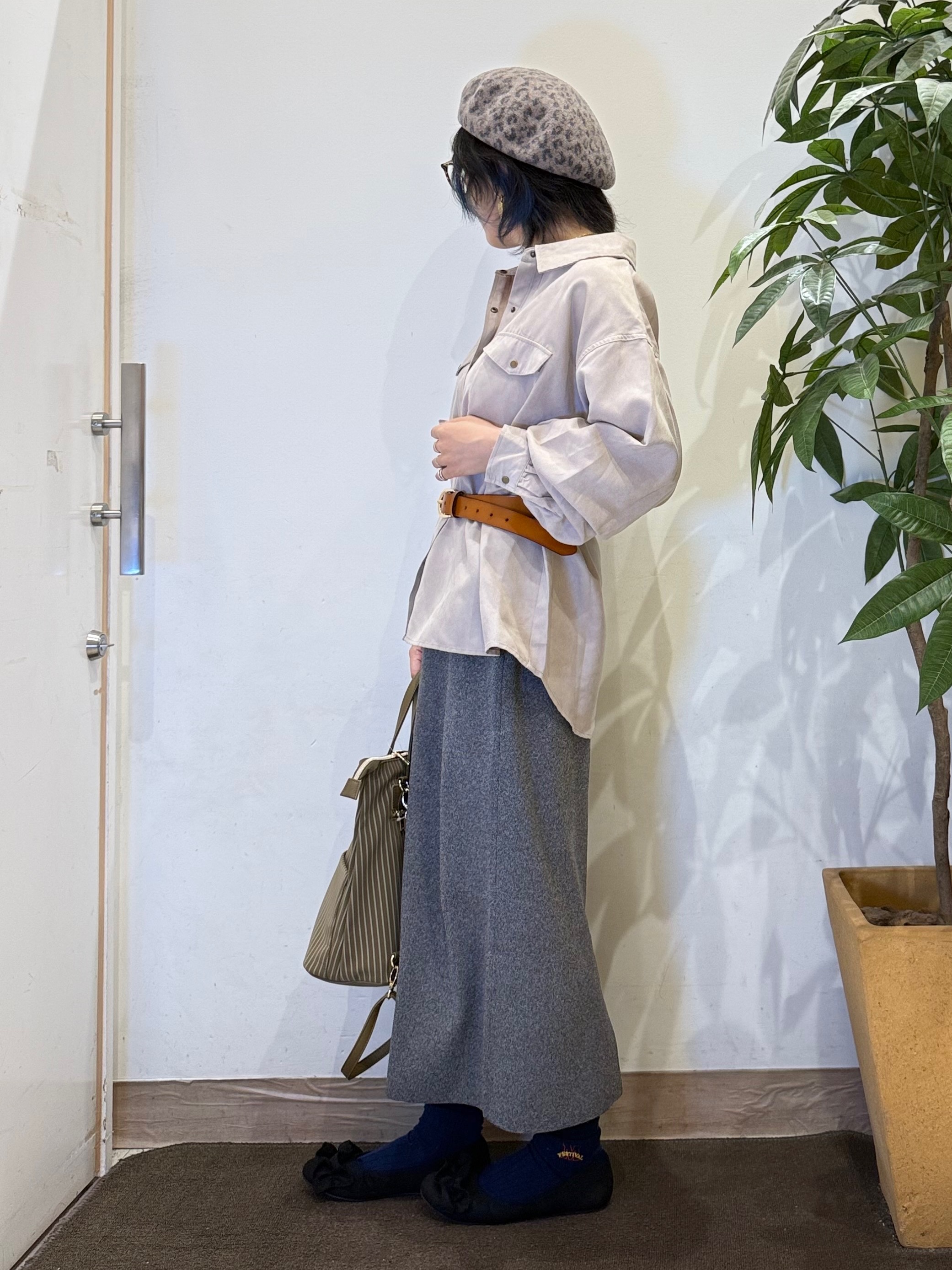 misakiさんの「SHOO･LA･RUE｜【S-LL/洗濯機可】なめらかさが心地いい。スエード調ポケットシャツ」を使ったコーディネート