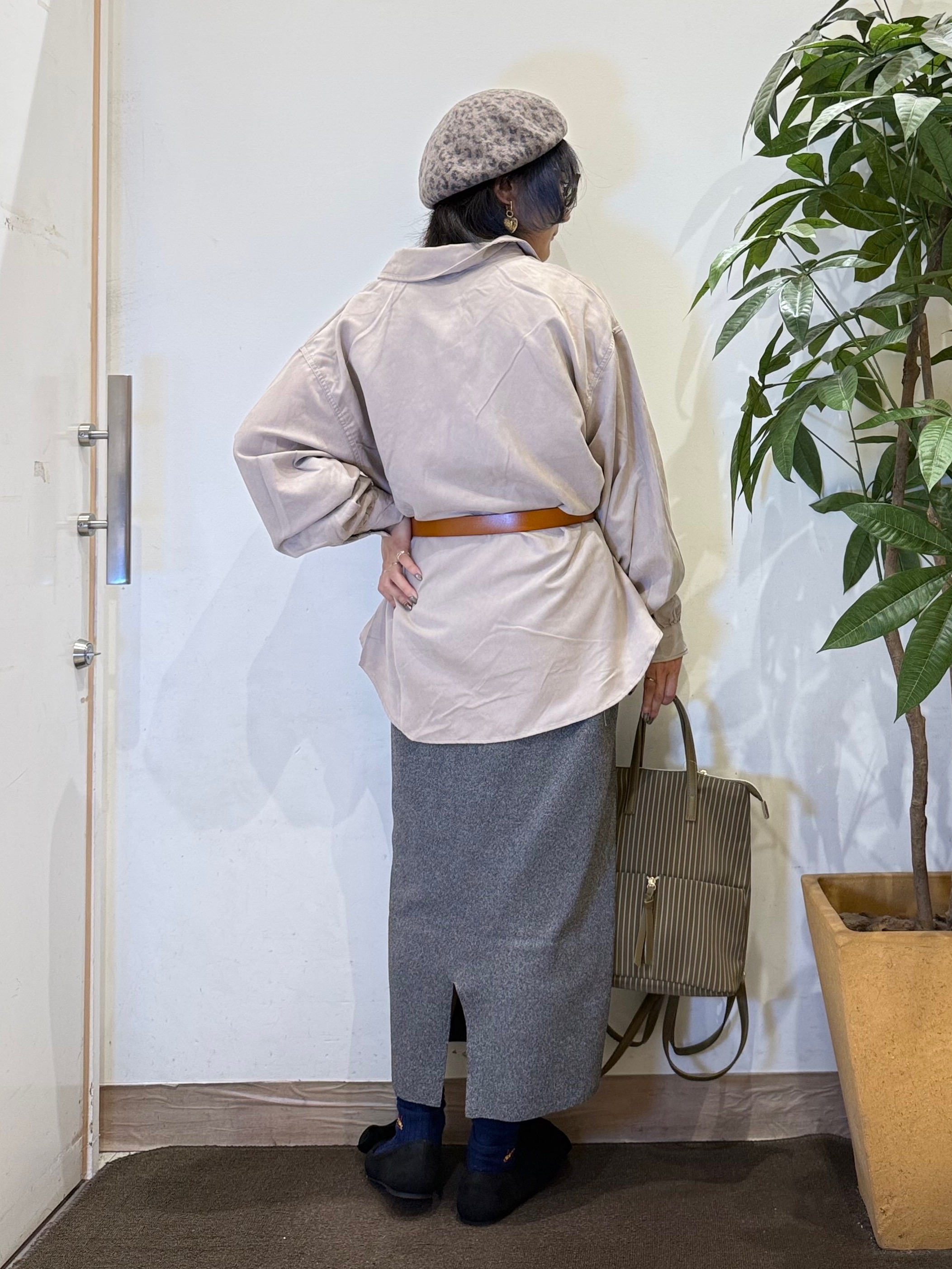 misakiさんの「SHOO･LA･RUE｜【S-LL/洗濯機可】なめらかさが心地いい。スエード調ポケットシャツ」を使ったコーディネート