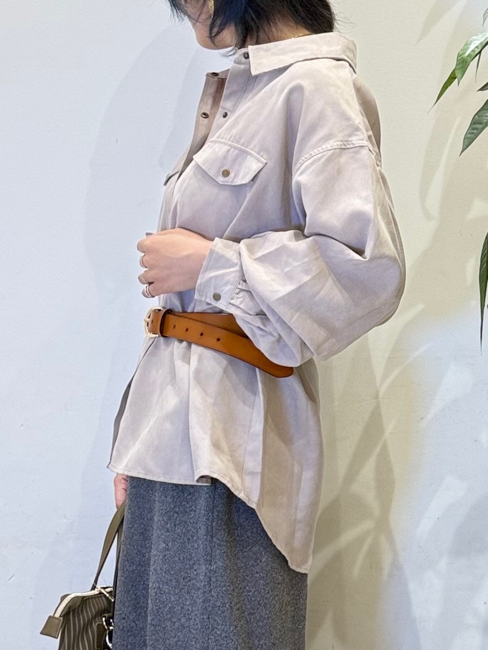 misakiさんの「SHOO･LA･RUE｜【S-LL/洗濯機可】なめらかさが心地いい。スエード調ポケットシャツ」を使ったコーディネート