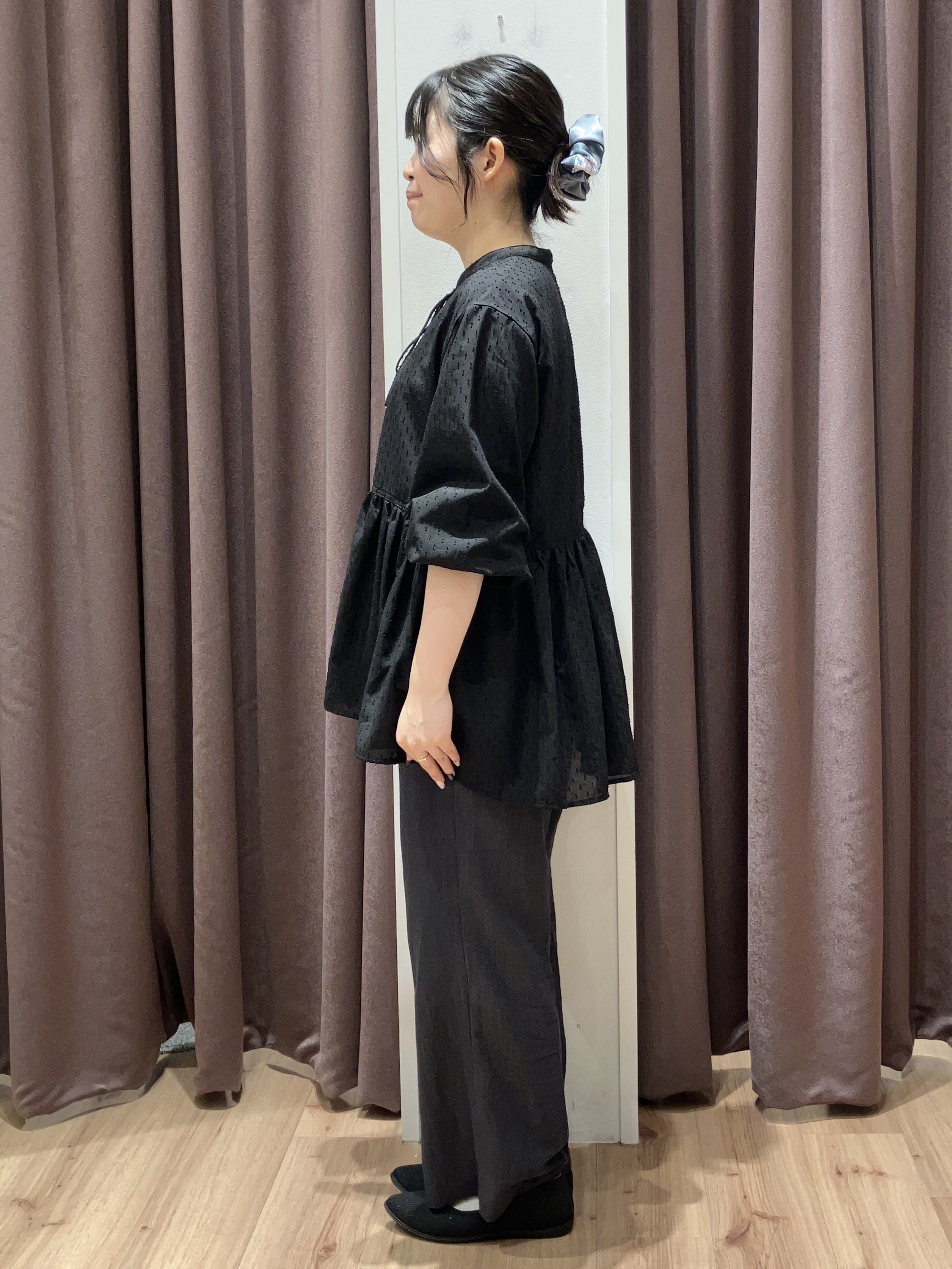 みちゃさんの「grove｜軽やかな透け感が映える　シアードビーペプラムブラウス」を使ったコーディネート