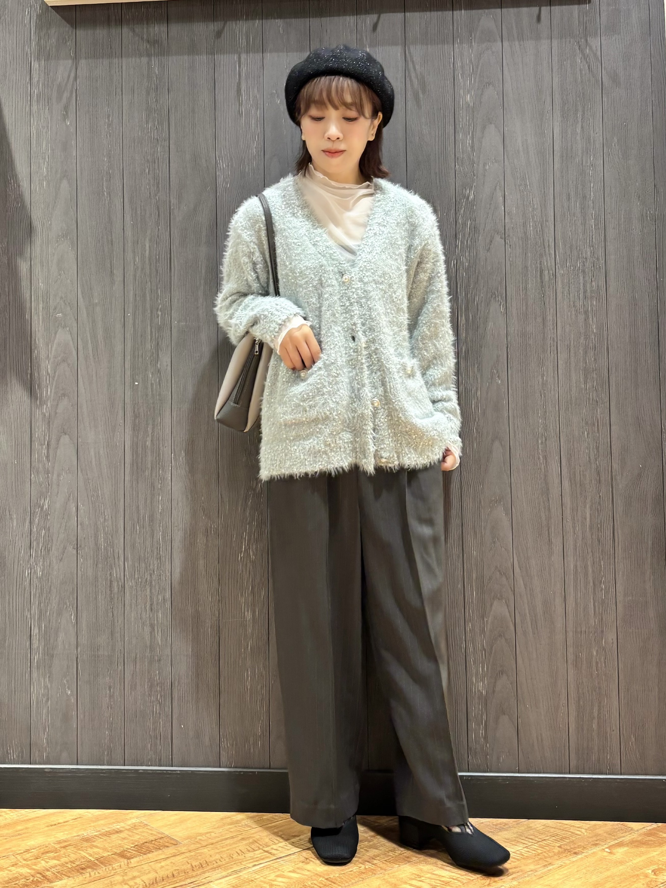 meiさんの「SHOO･LA･RUE｜【洗濯機可】ふわふわフェザーⅤネックカーディガン」を使ったコーディネート