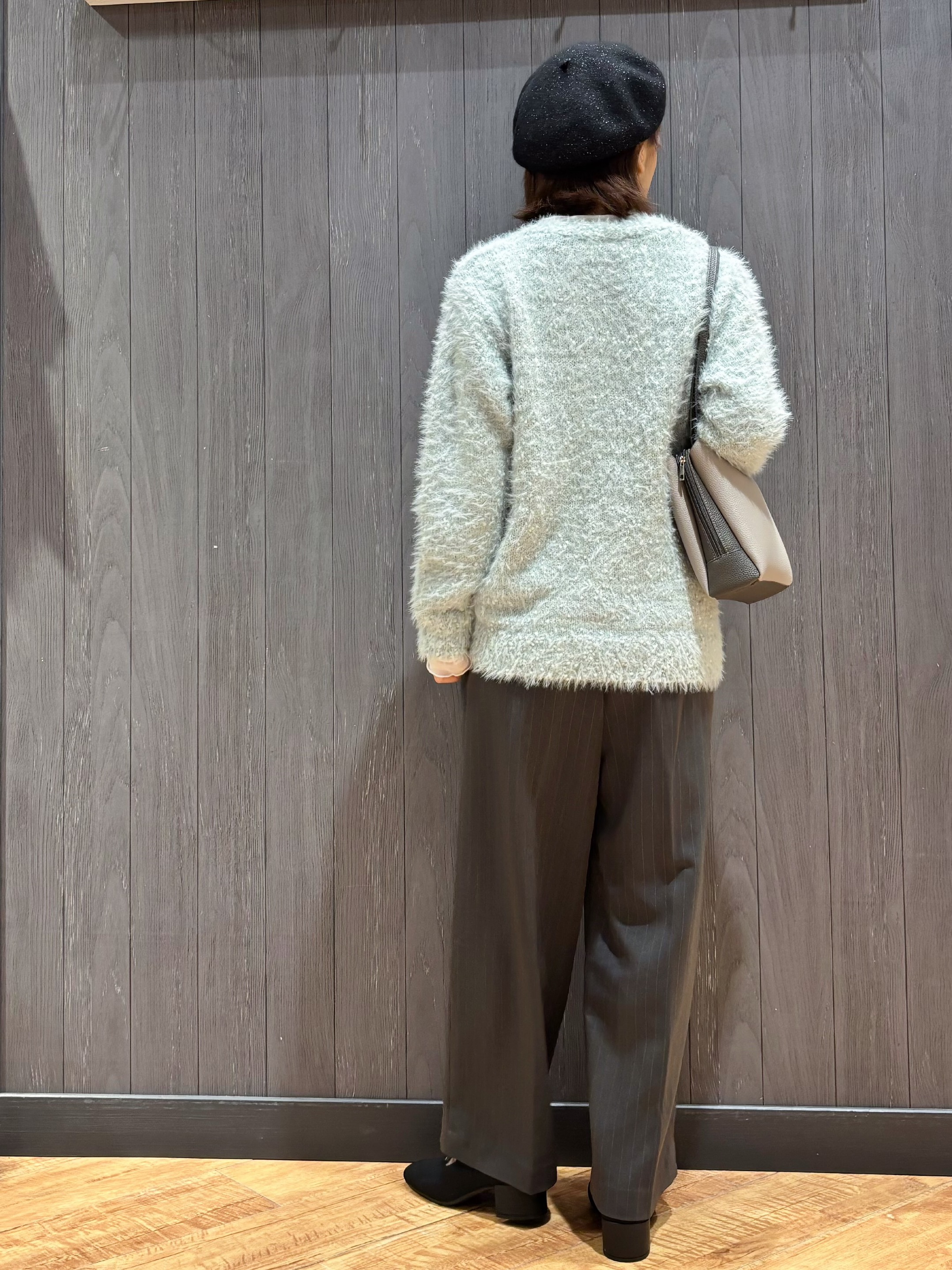 meiさんの「SHOO･LA･RUE｜【洗濯機可】ふわふわフェザーⅤネックカーディガン」を使ったコーディネート