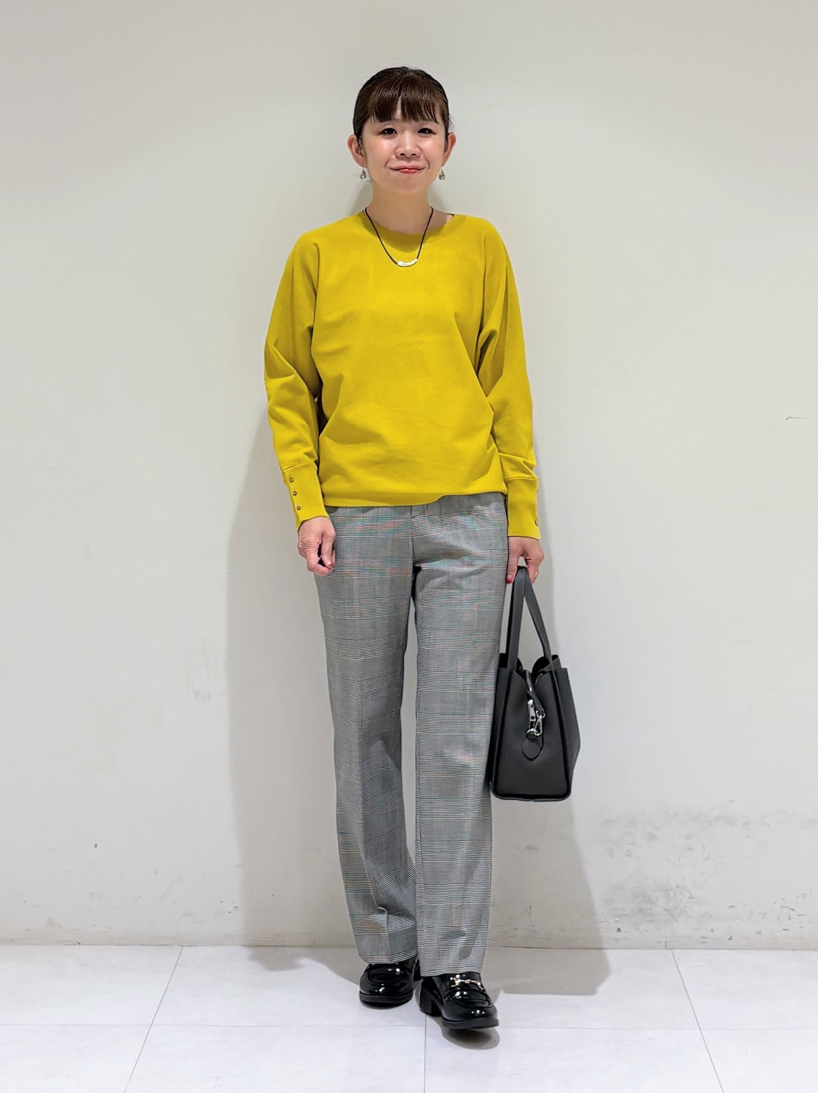tsuyuさんの「INDIVI｜【合皮／ショルダー付】メタルデザイン ミドルバッグ」を使ったコーディネート