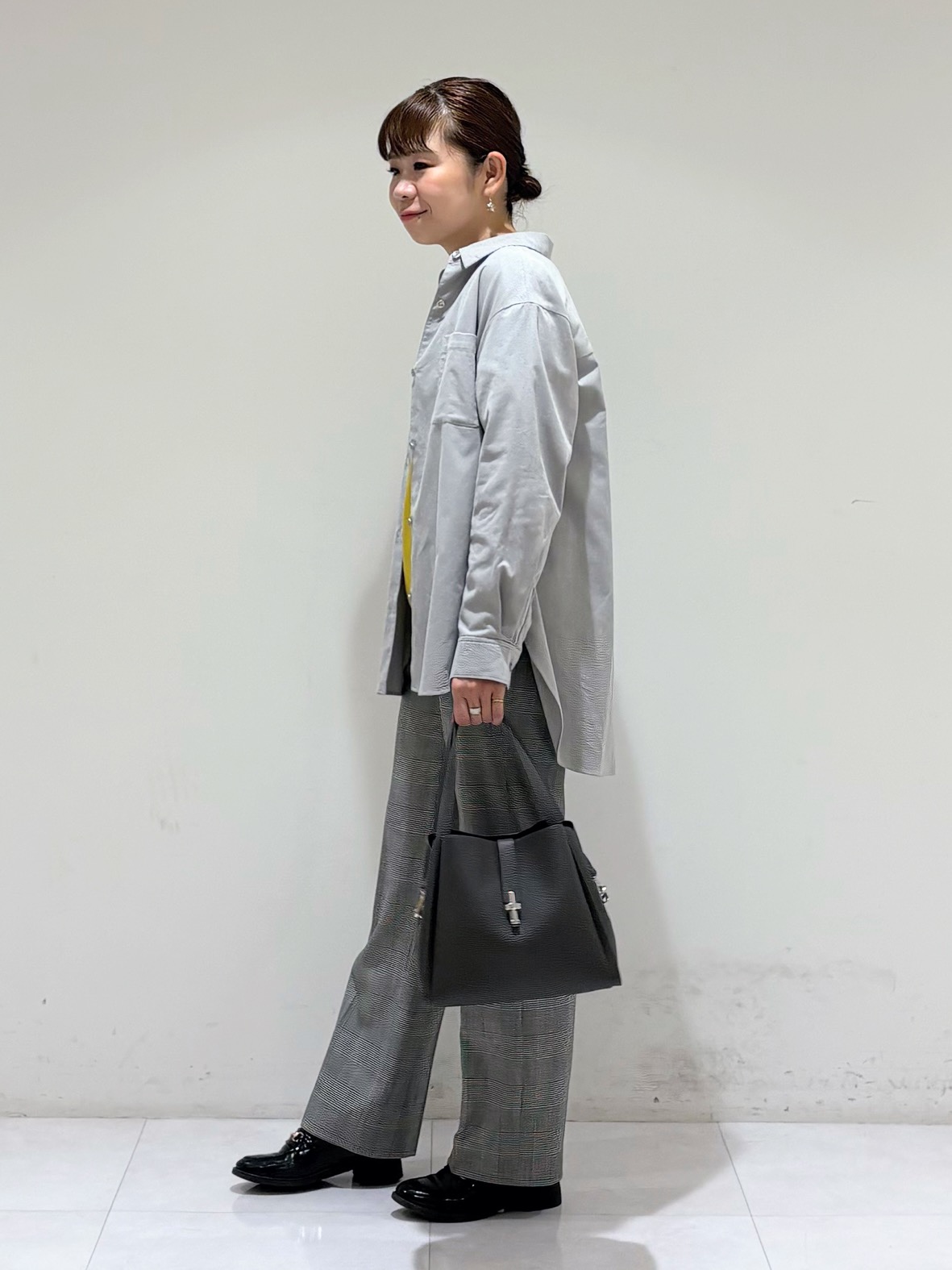 tsuyuさんの「INDIVI｜【合皮／ショルダー付】メタルデザイン ミドルバッグ」を使ったコーディネート