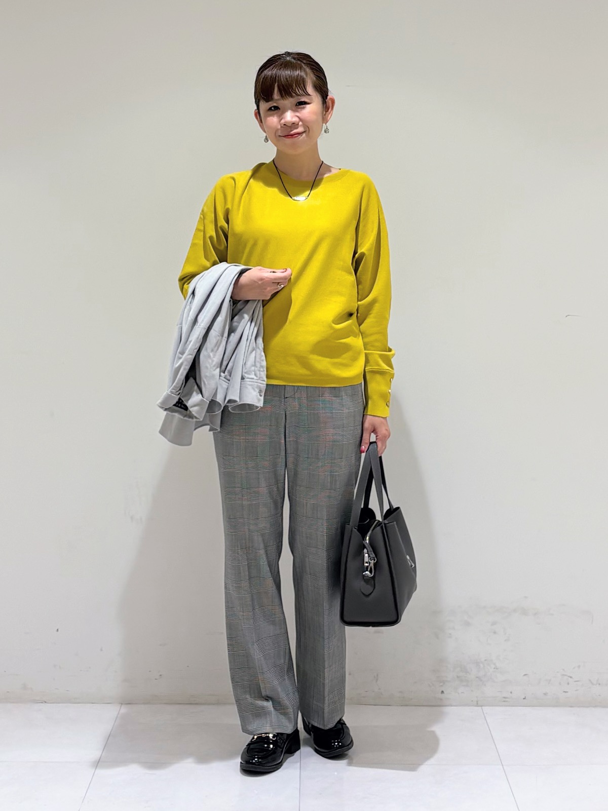 tsuyuさんの「INDIVI｜【合皮／ショルダー付】メタルデザイン ミドルバッグ」を使ったコーディネート