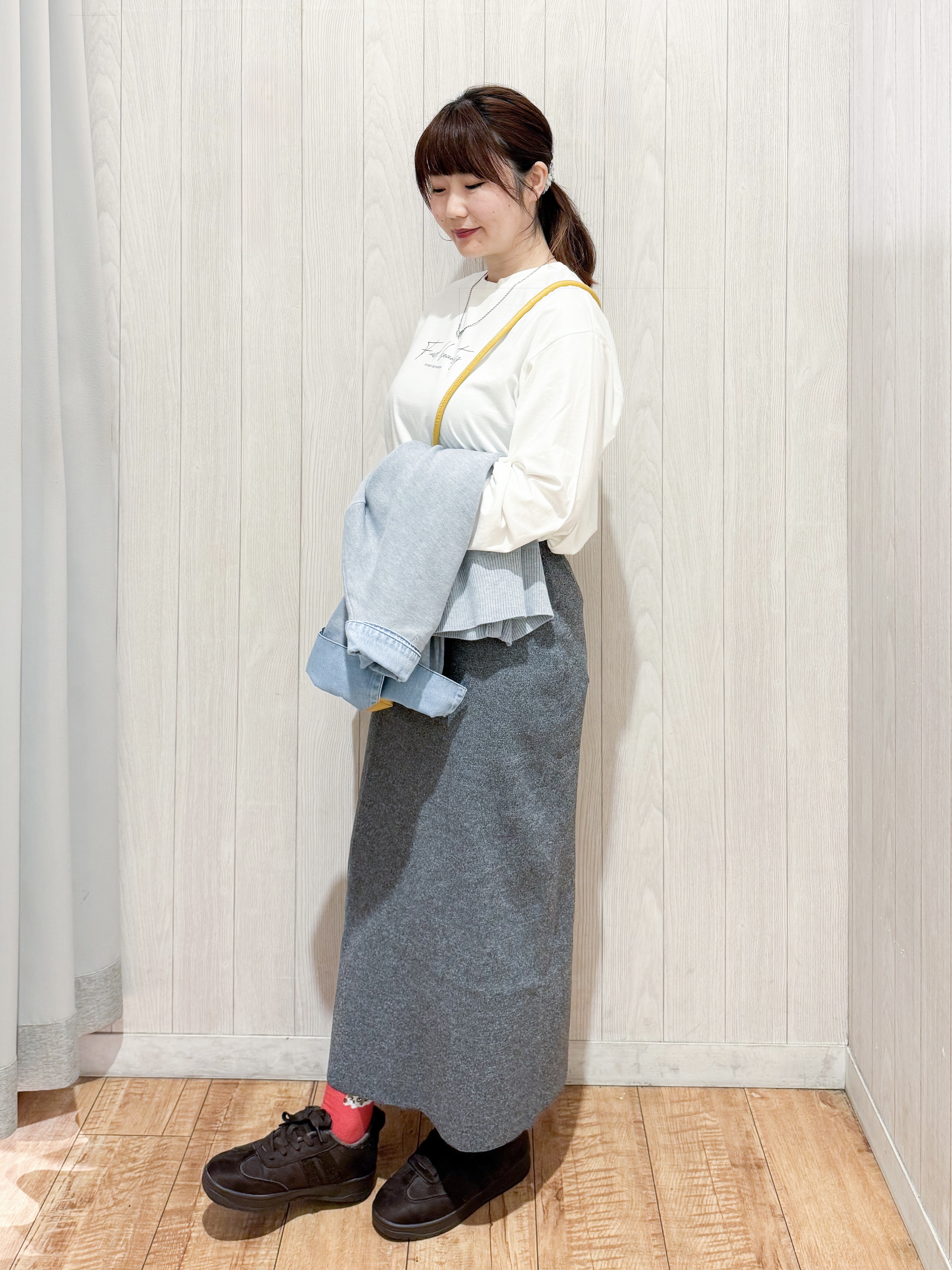 愛さんの「SHOO･LA･RUE｜【S-LL/洗濯機可】デニム／チェック切替でこなれ見え 金ボタンニットカーディガン」を使ったコーディネート