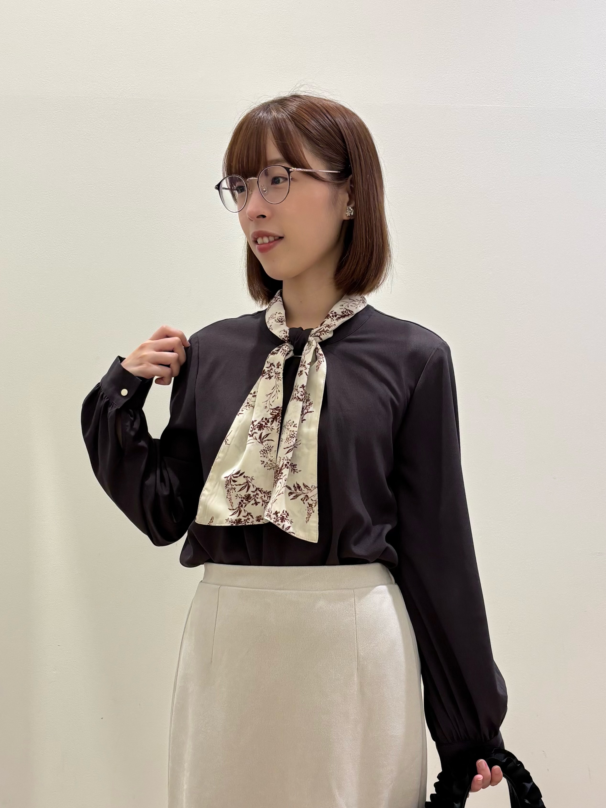 honamiさんの「index｜【2way】スカーフ付きタックブラウス《洗濯機OK／イージーアイロン》」を使ったコーディネート