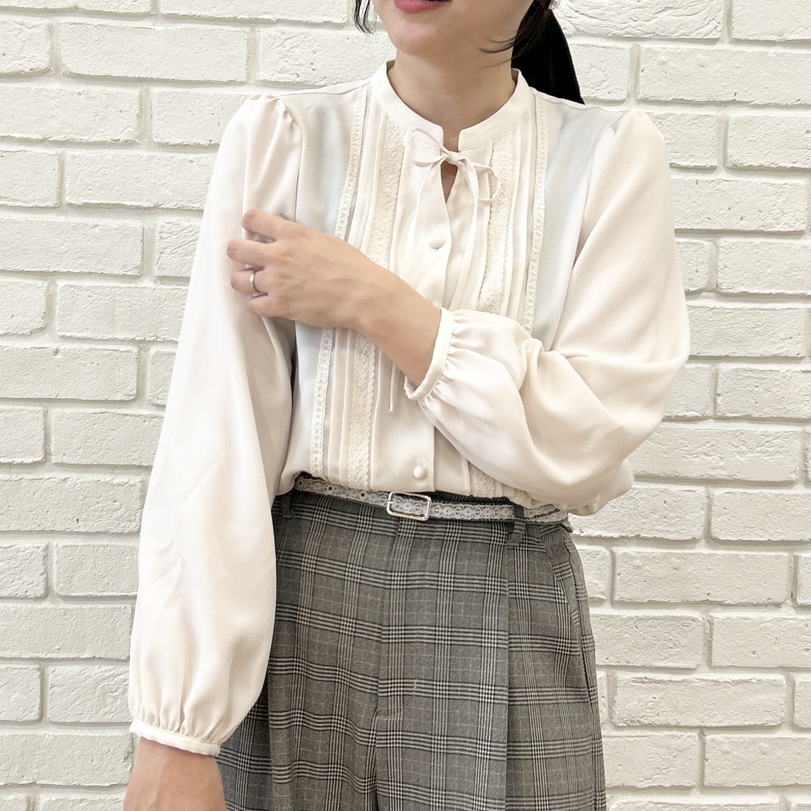 shinoさんの「Couture brooch｜【衿元リボンが可憐】ピンタック レース ブラウス」を使ったコーディネート
