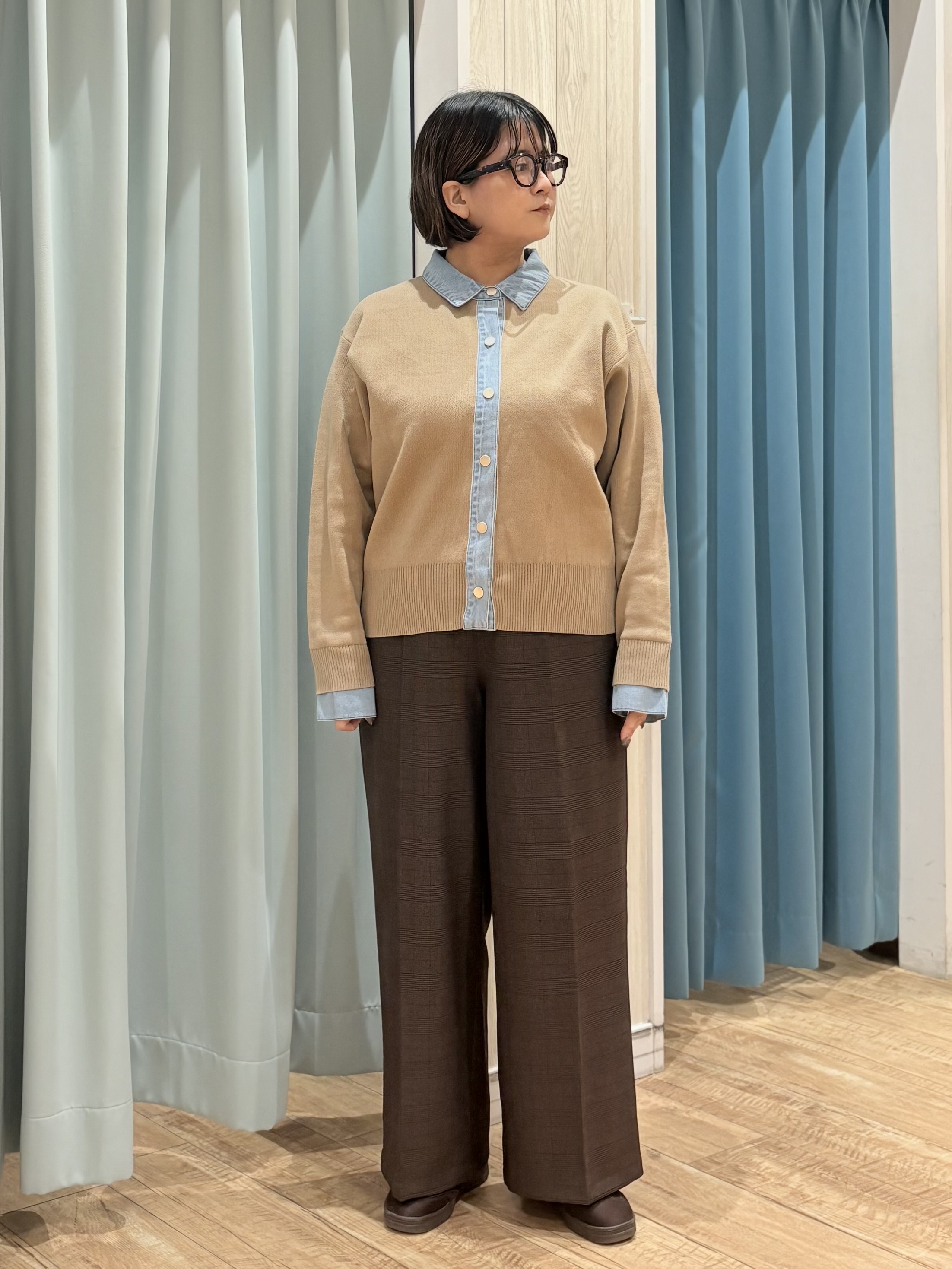 砂糖さんの「SHOO･LA･RUE｜【S-LL/洗濯機可】デニム／チェック切替でこなれ見え 金ボタンニットカーディガン」を使ったコーディネート
