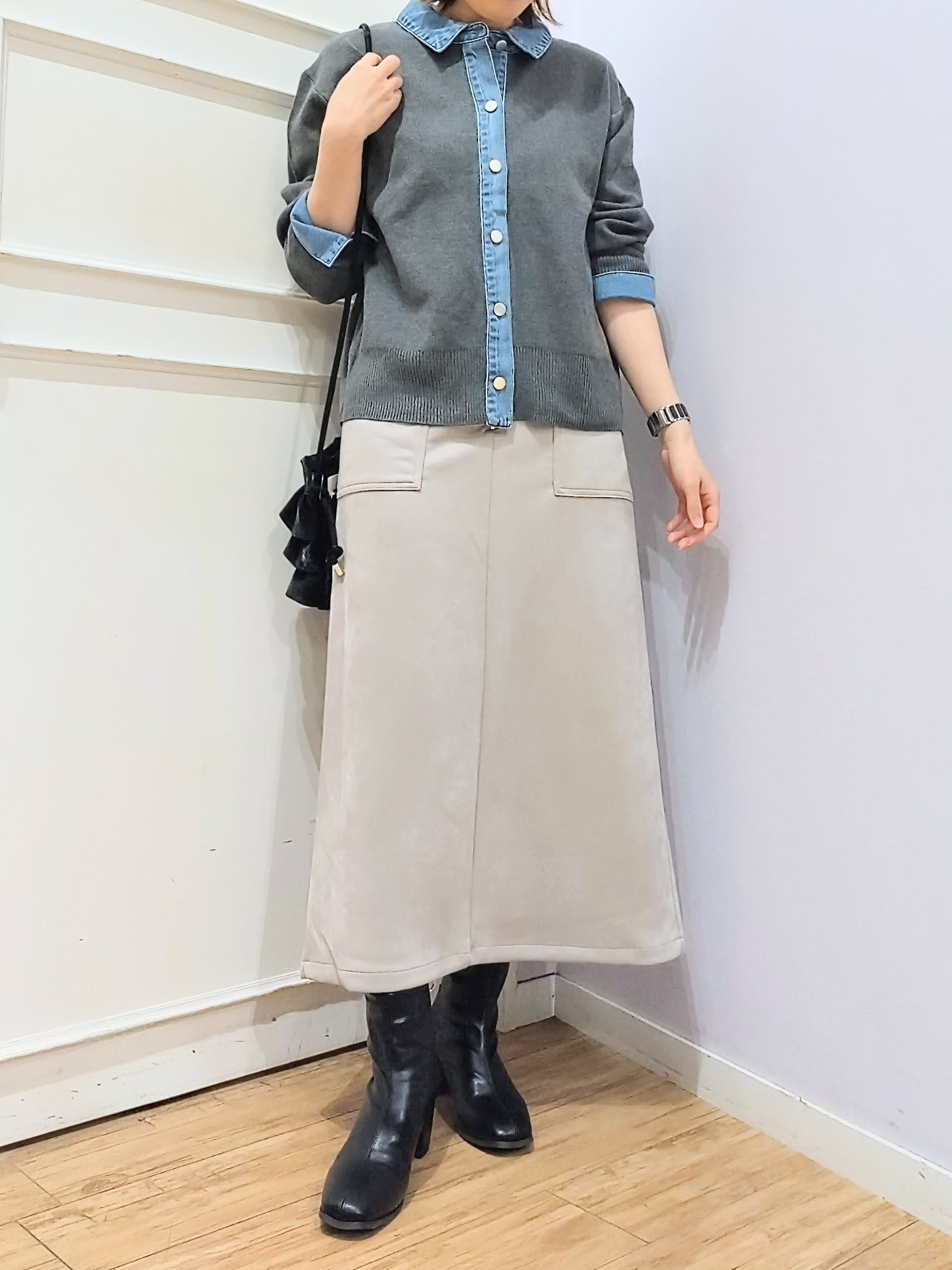 miomioさんの「SHOO･LA･RUE｜【S-LL/洗濯機可】デニム／チェック切替でこなれ見え 金ボタンニットカーディガン」を使ったコーディネート