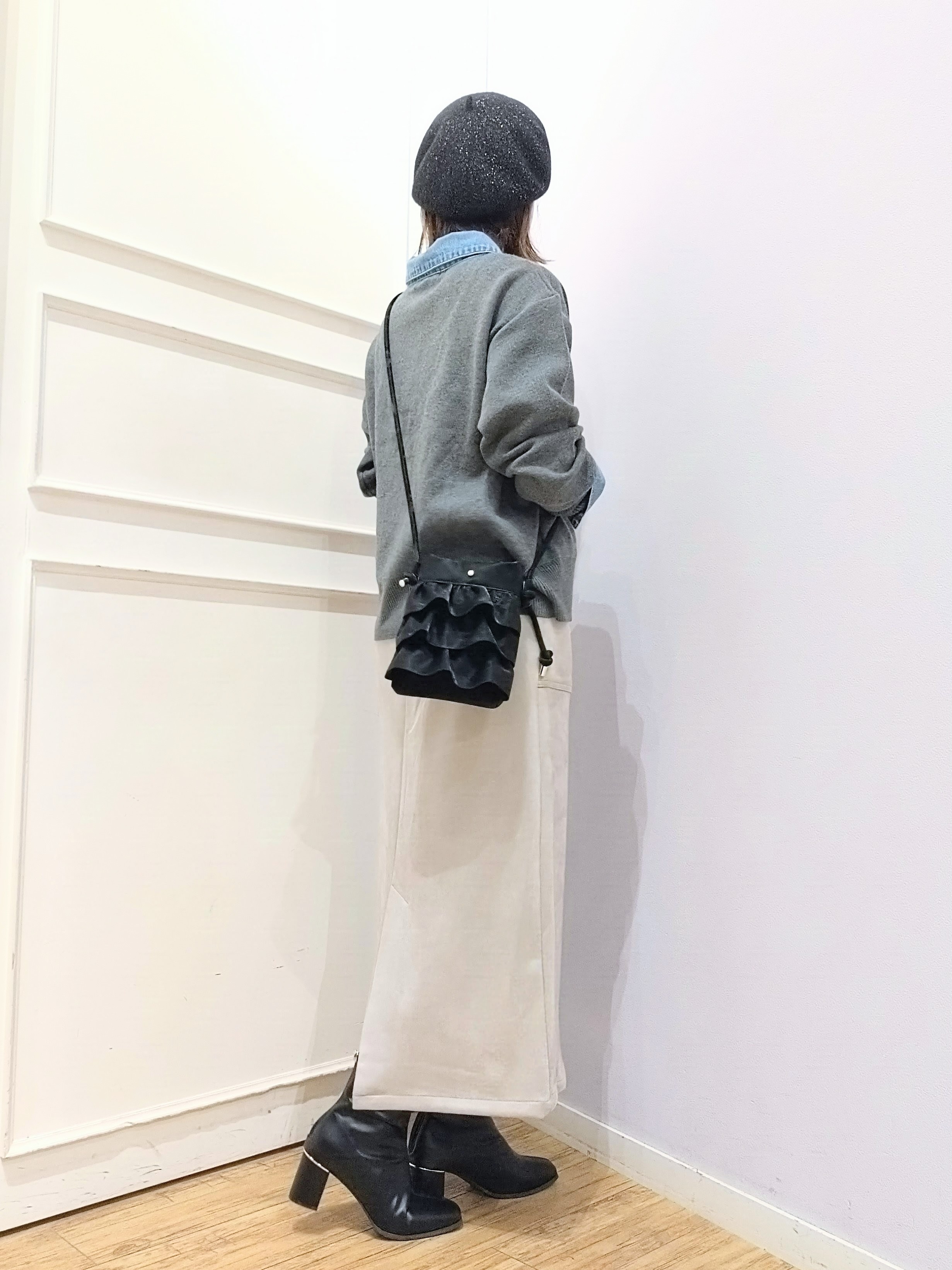 miomioさんの「SHOO･LA･RUE｜【S-LL/洗濯機可】デニム／チェック切替でこなれ見え 金ボタンニットカーディガン」を使ったコーディネート