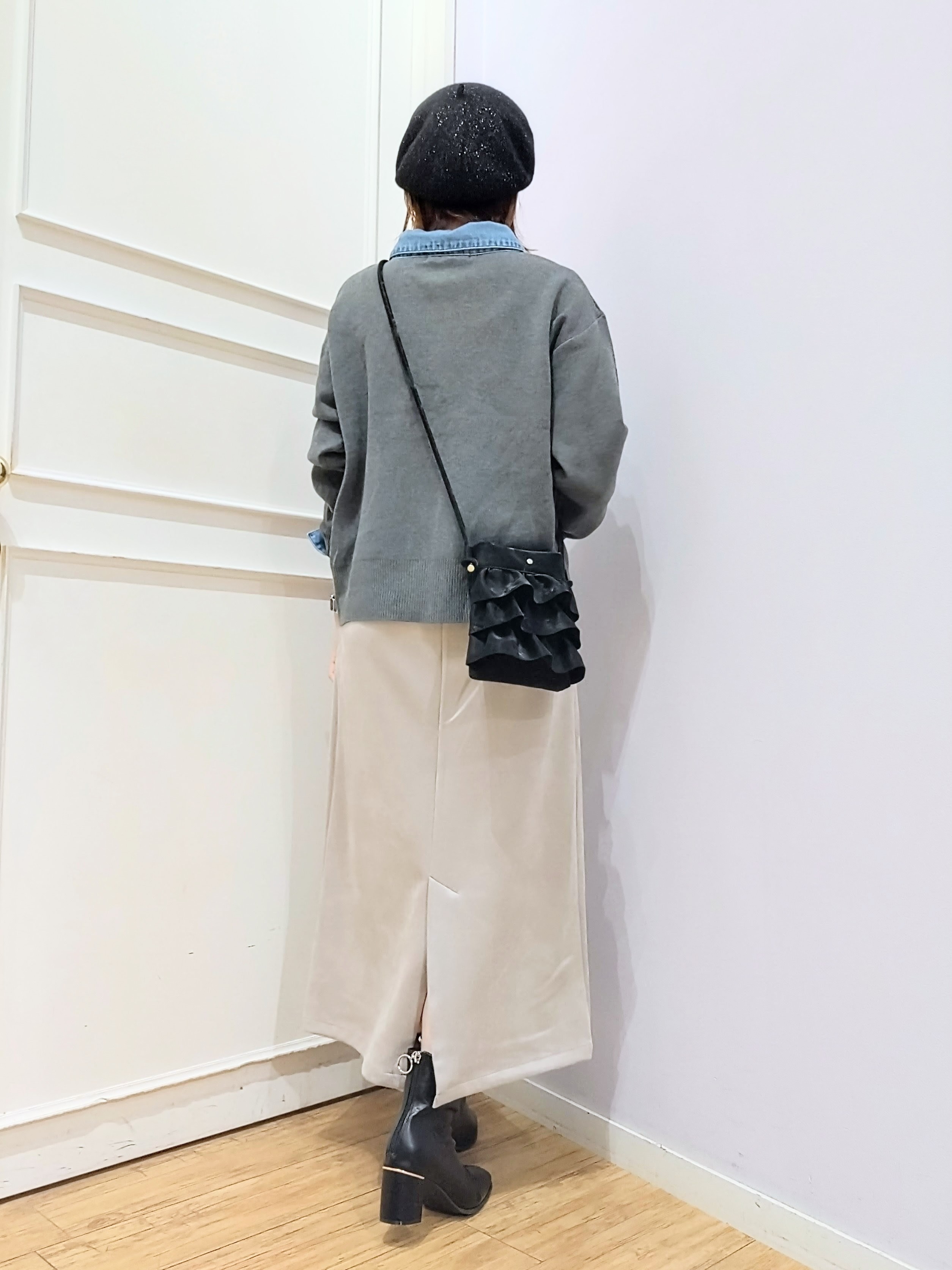 miomioさんの「SHOO･LA･RUE｜【S-LL/洗濯機可】デニム／チェック切替でこなれ見え 金ボタンニットカーディガン」を使ったコーディネート