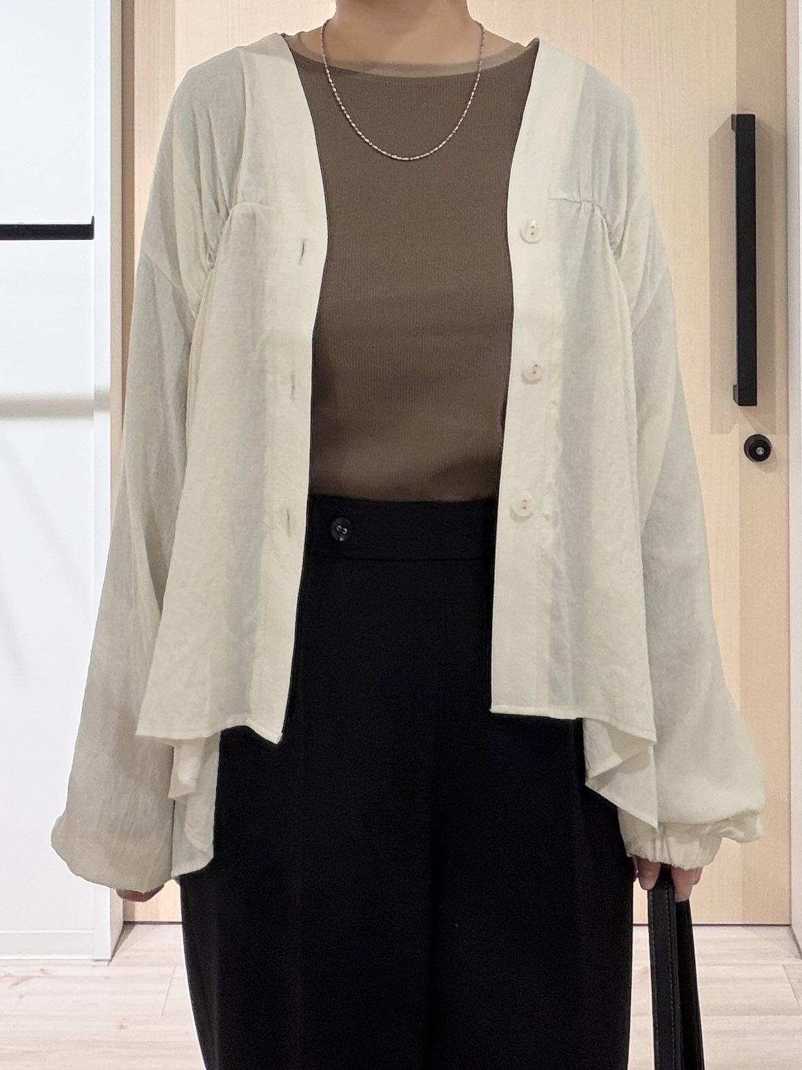 ひらしーさんの「SHOO･LA･RUE｜【S-LL/洗濯機可】着痩せシルエット シャーリングシャツカーディガン」を使ったコーディネート