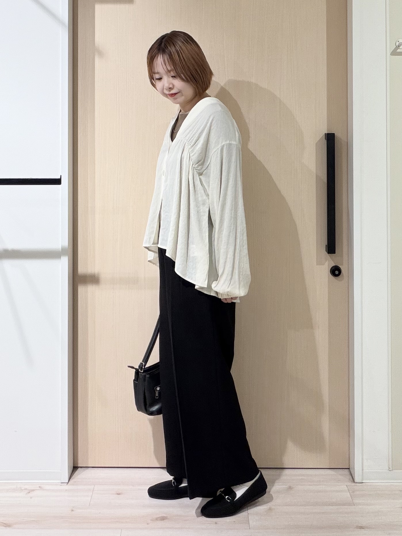 ひらしーさんの「SHOO･LA･RUE｜【S-LL/洗濯機可】着痩せシルエット シャーリングシャツカーディガン」を使ったコーディネート