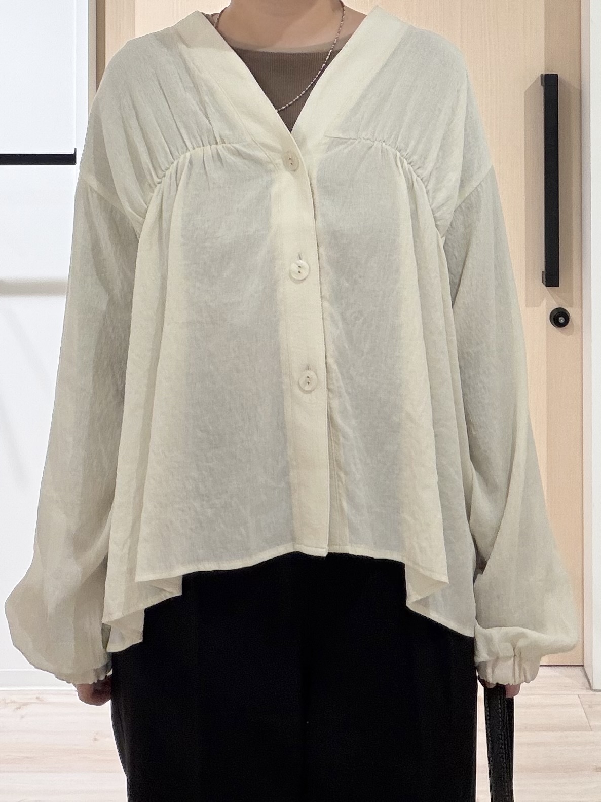 ひらしーさんの「SHOO･LA･RUE｜【S-LL/洗濯機可】着痩せシルエット シャーリングシャツカーディガン」を使ったコーディネート