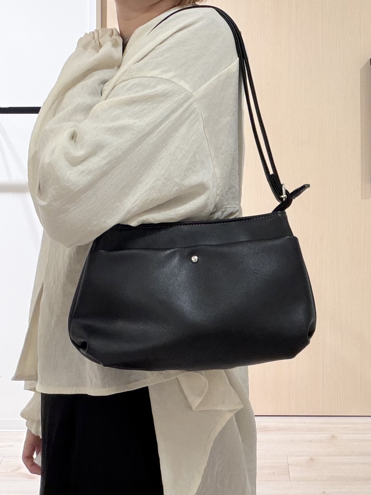 ひらしーさんの「SHOO･LA･RUE｜【S-LL/洗濯機可】着痩せシルエット シャーリングシャツカーディガン」を使ったコーディネート