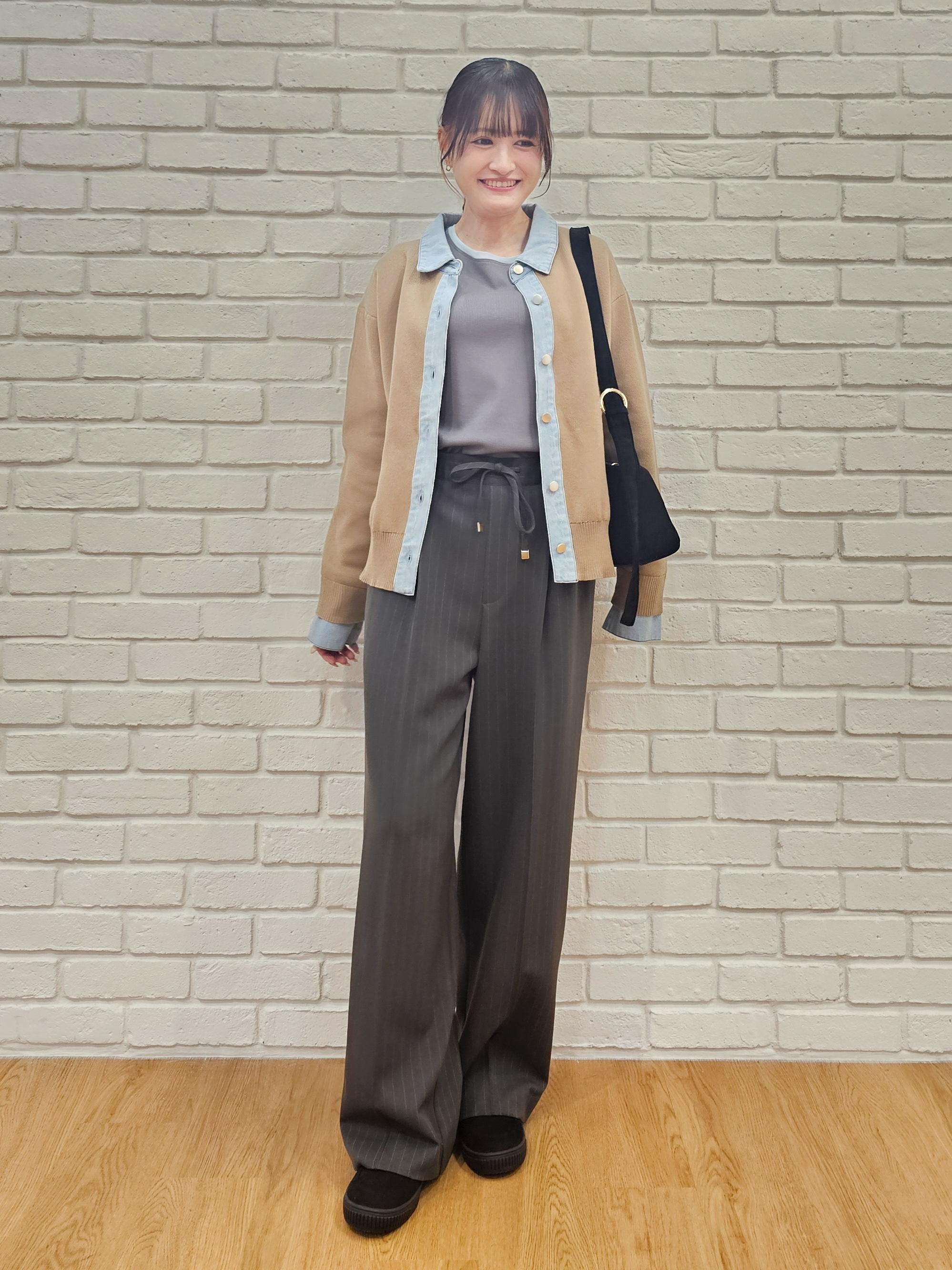 ゆゆさんの「SHOO･LA･RUE｜【S-LL/洗濯機可】デニム／チェック切替でこなれ見え 金ボタンニットカーディガン」を使ったコーディネート