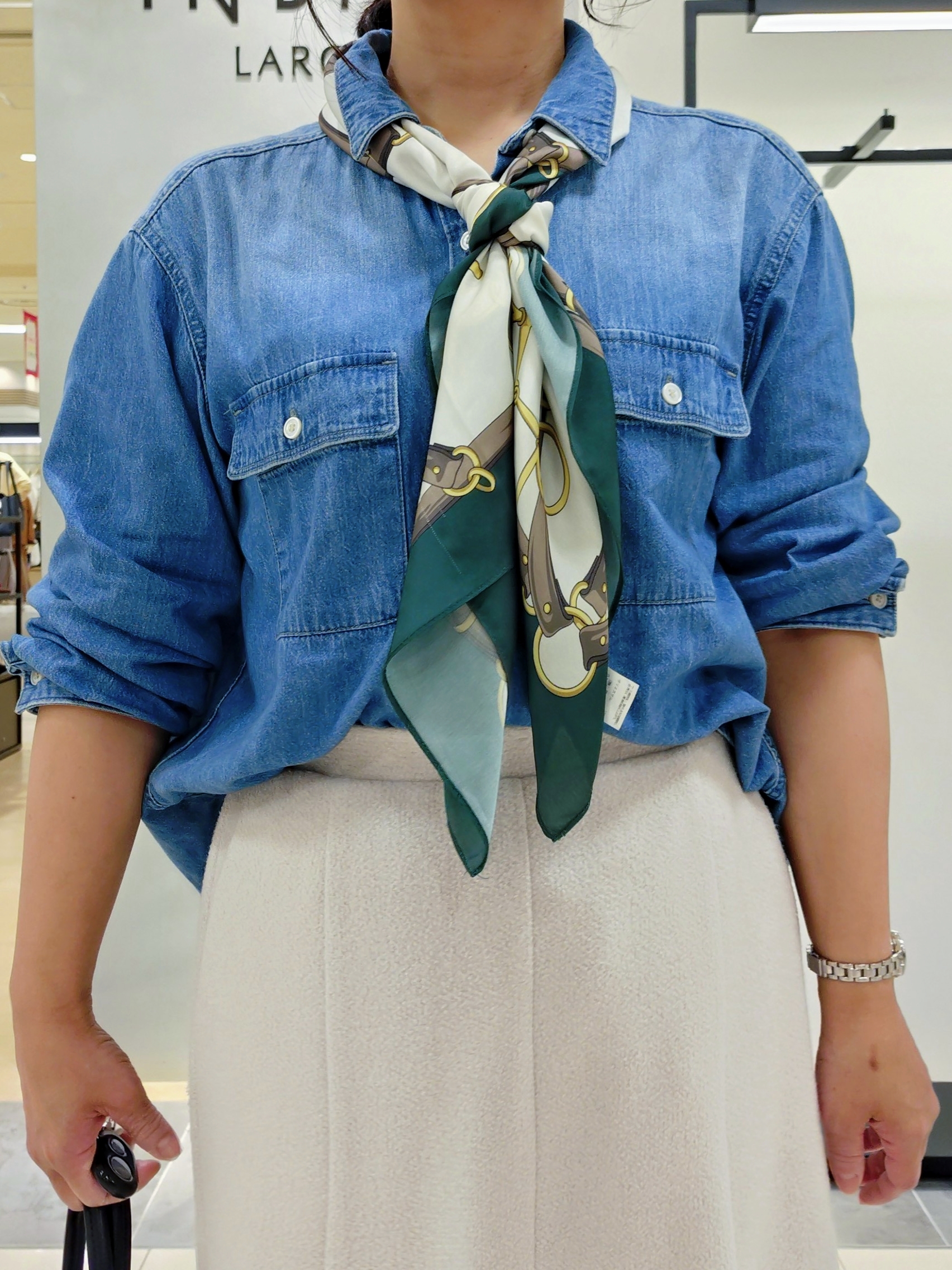 TOMOMIさんの「INDIVI｜【洗える／体型カバー】ライトデニム ワークシャツ」を使ったコーディネート