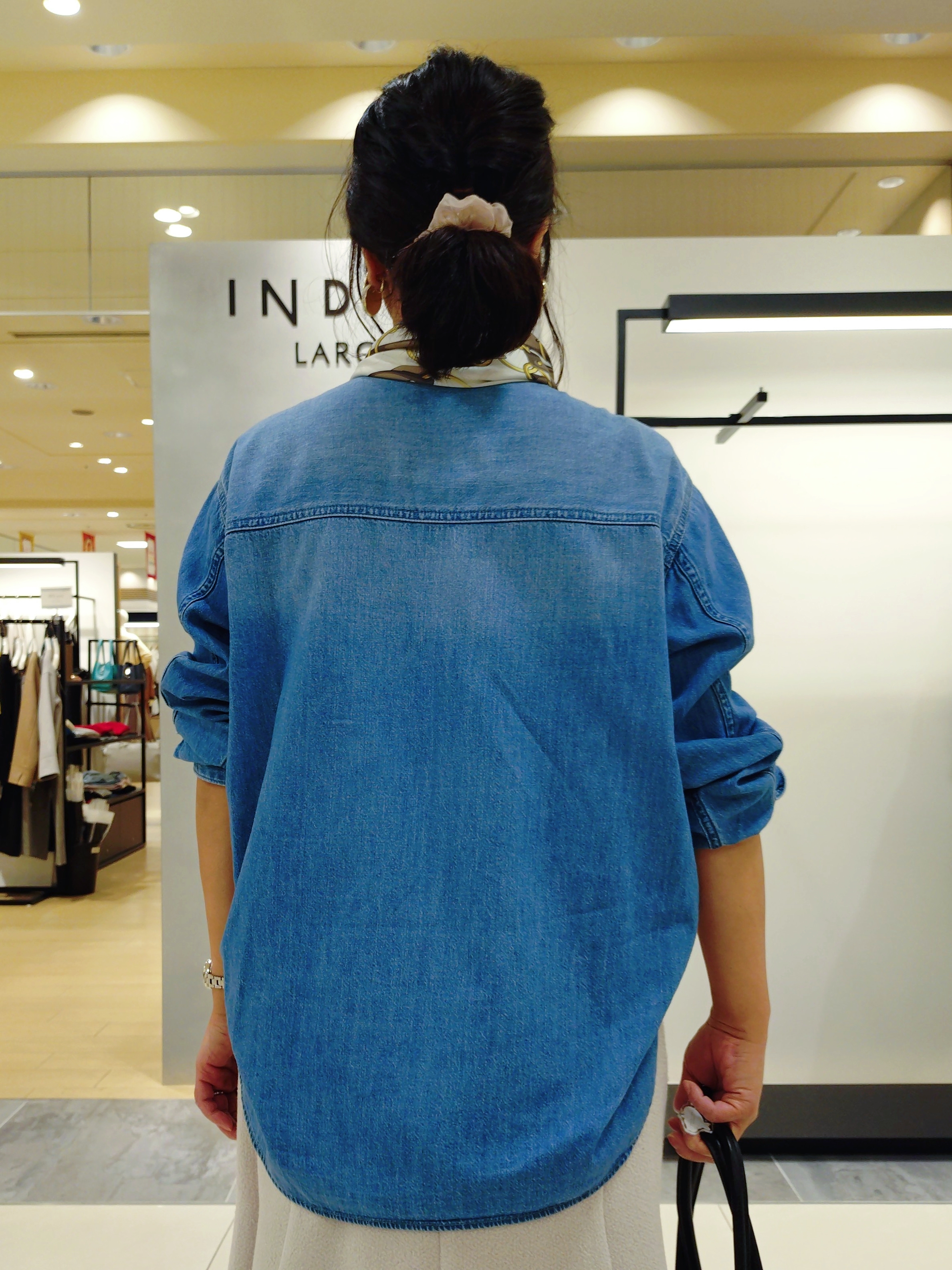 TOMOMIさんの「INDIVI｜【洗える／体型カバー】ライトデニム ワークシャツ」を使ったコーディネート