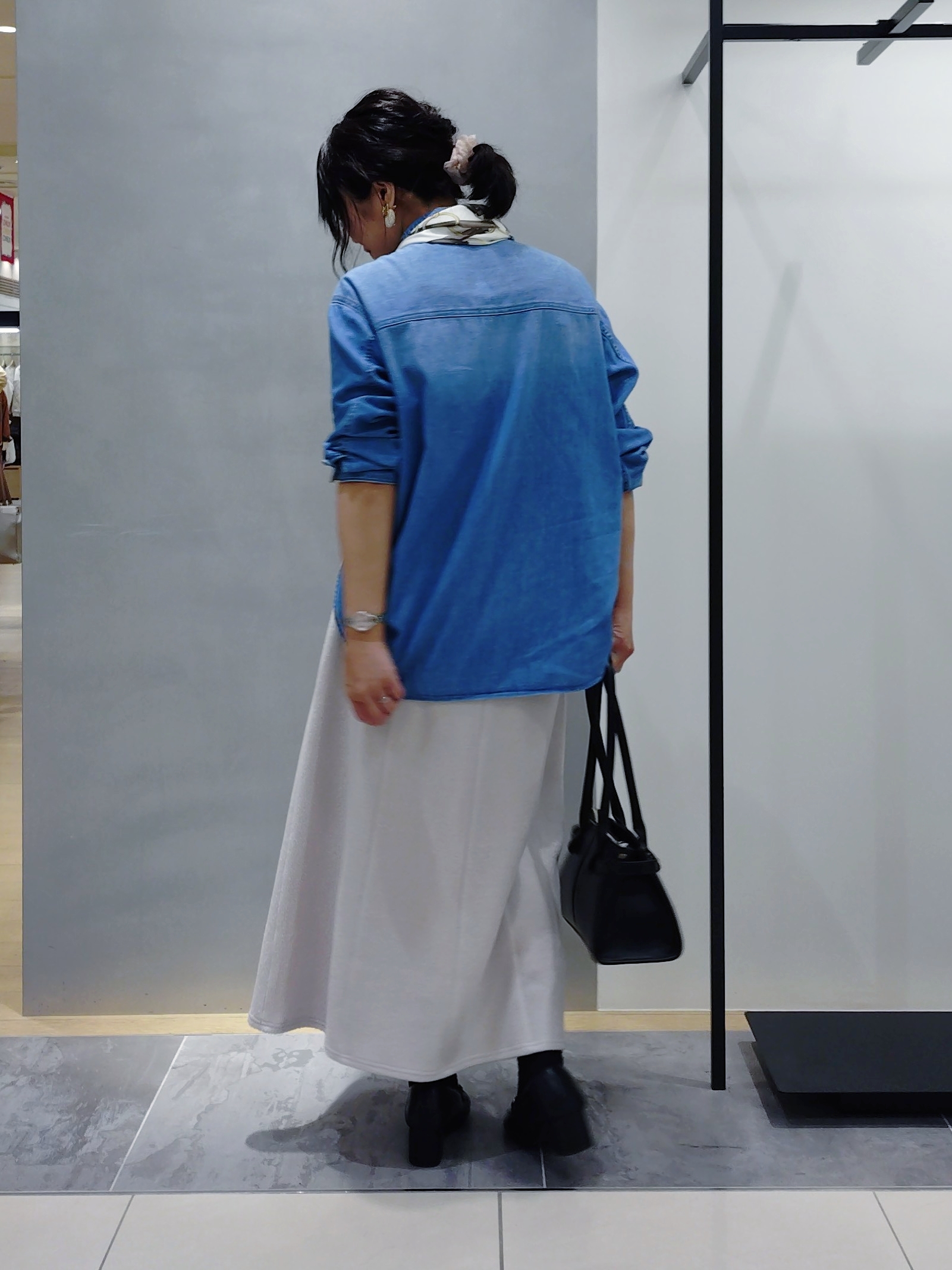 TOMOMIさんの「INDIVI｜【洗える／体型カバー】ライトデニム ワークシャツ」を使ったコーディネート
