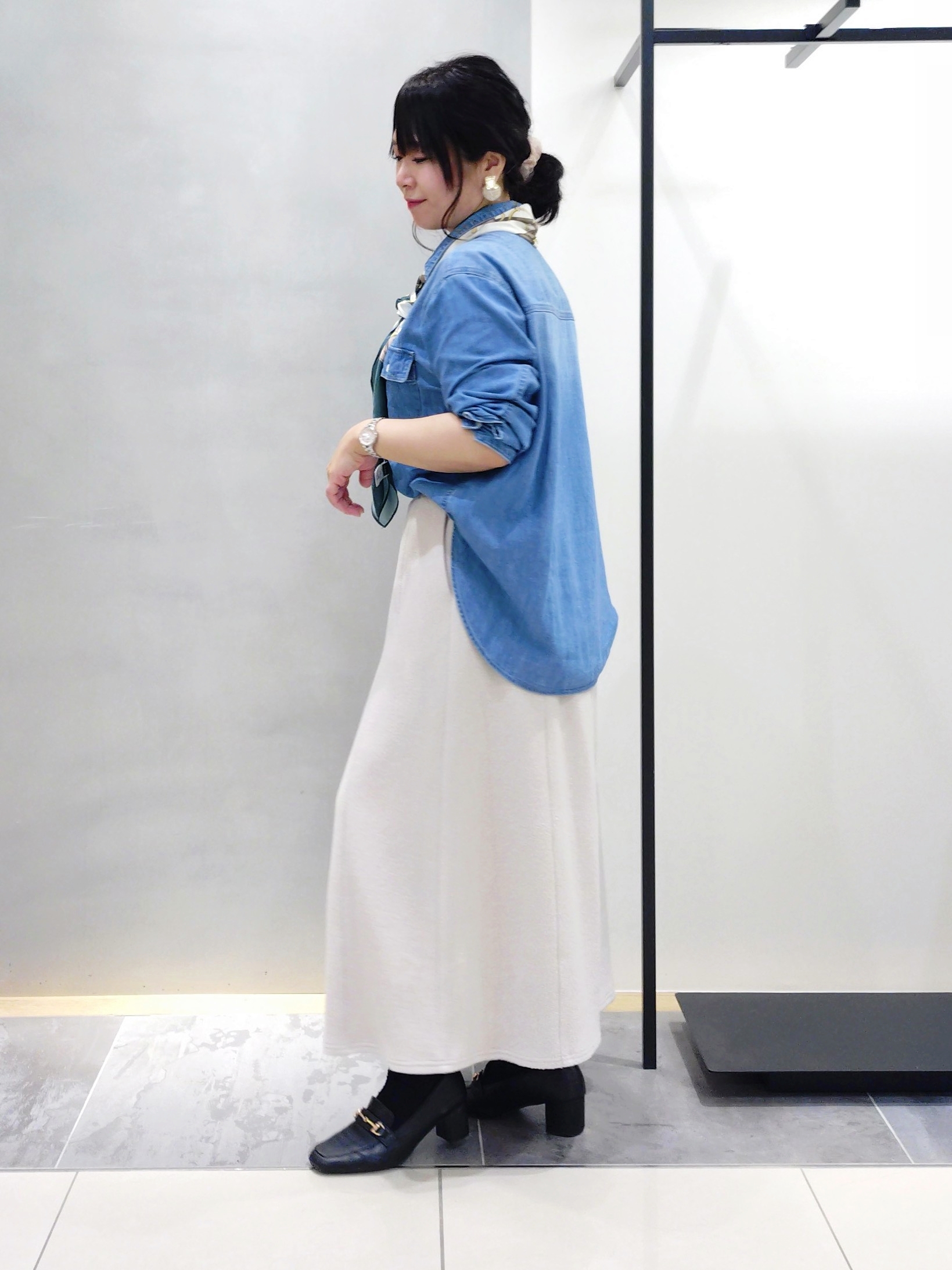 TOMOMIさんの「INDIVI｜【洗える／体型カバー】ライトデニム ワークシャツ」を使ったコーディネート